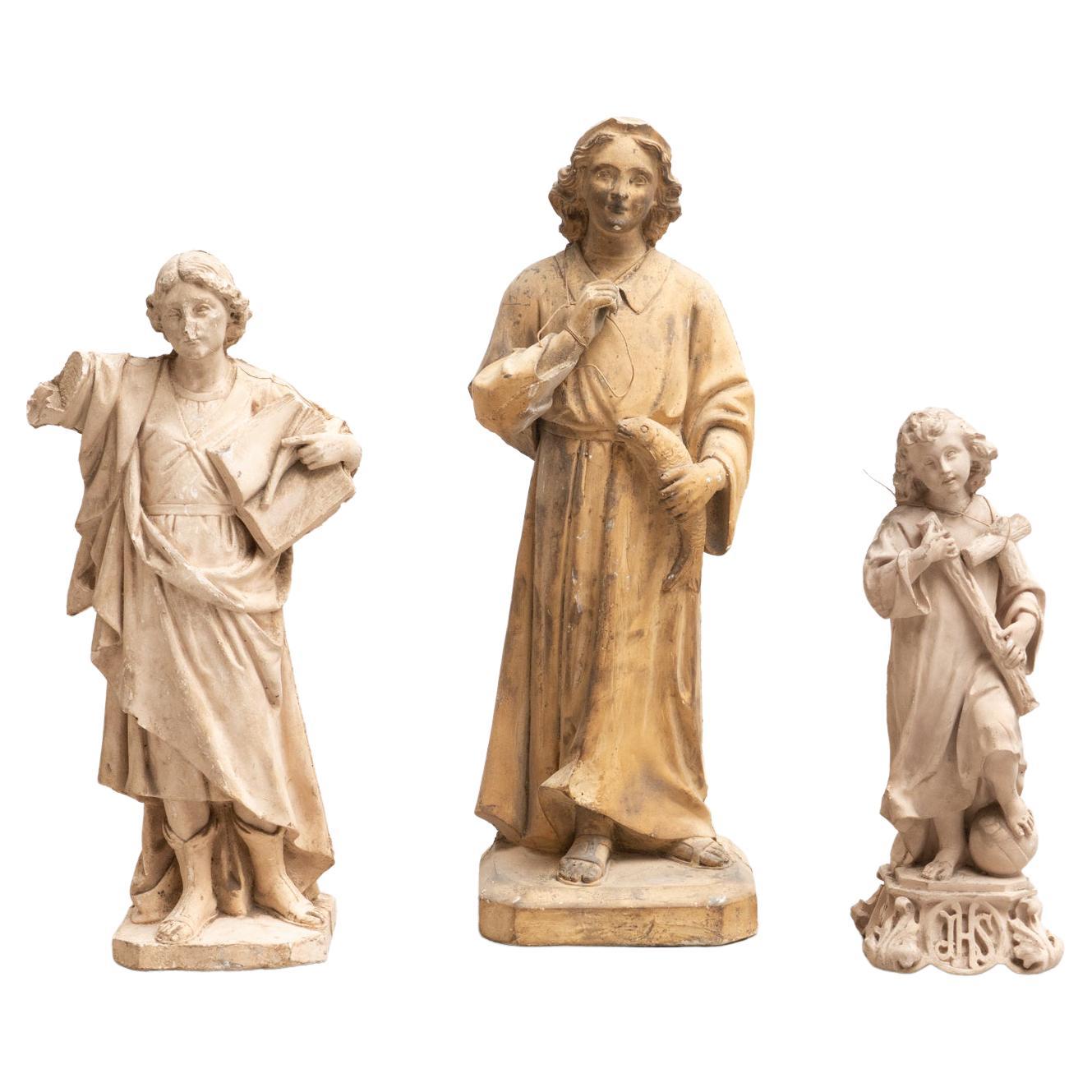 Ensemble de trois figurines traditionnelles en plâtre, datant d'environ 1950 en vente