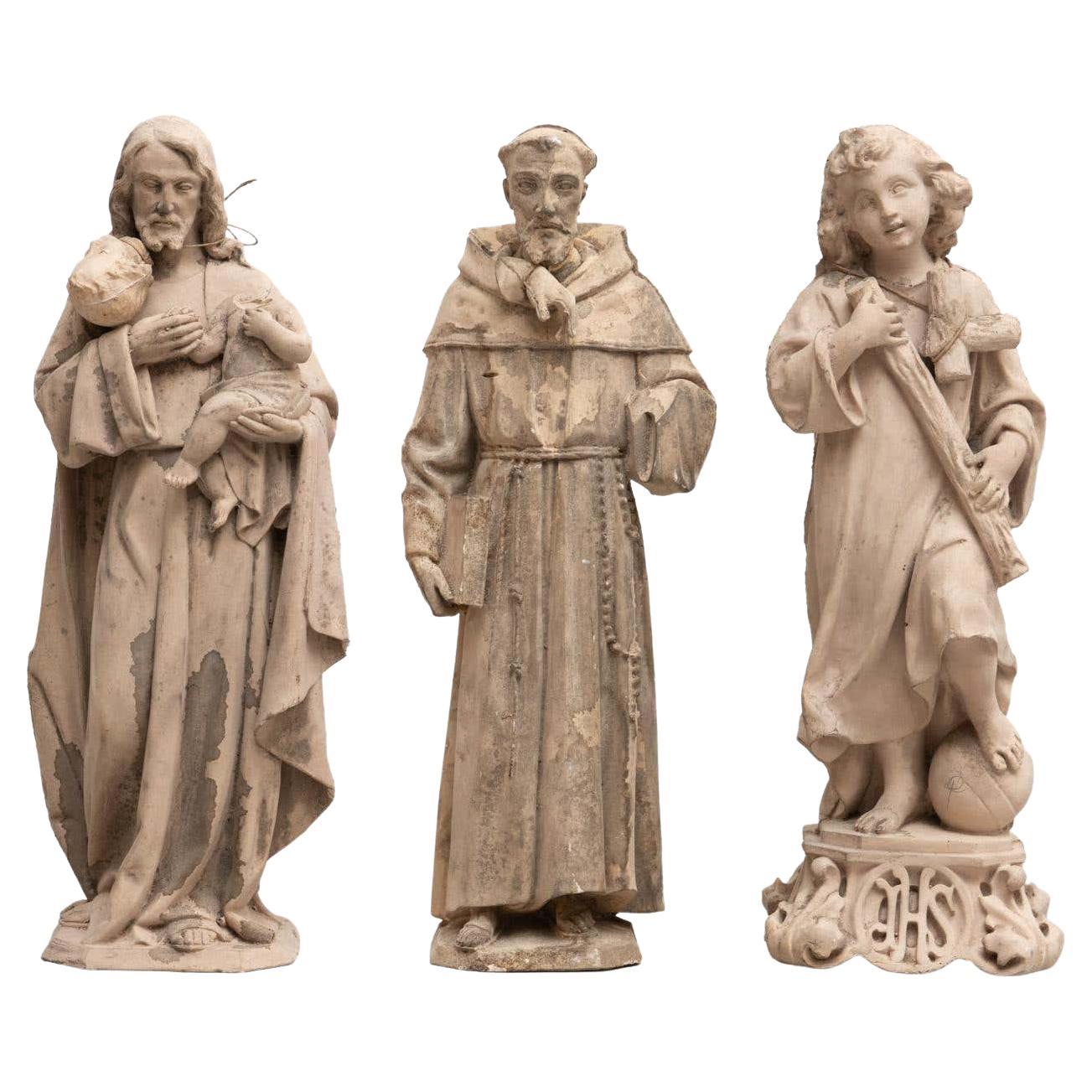 Ensemble de trois figurines traditionnelles en plâtre, datant d'environ 1950 en vente