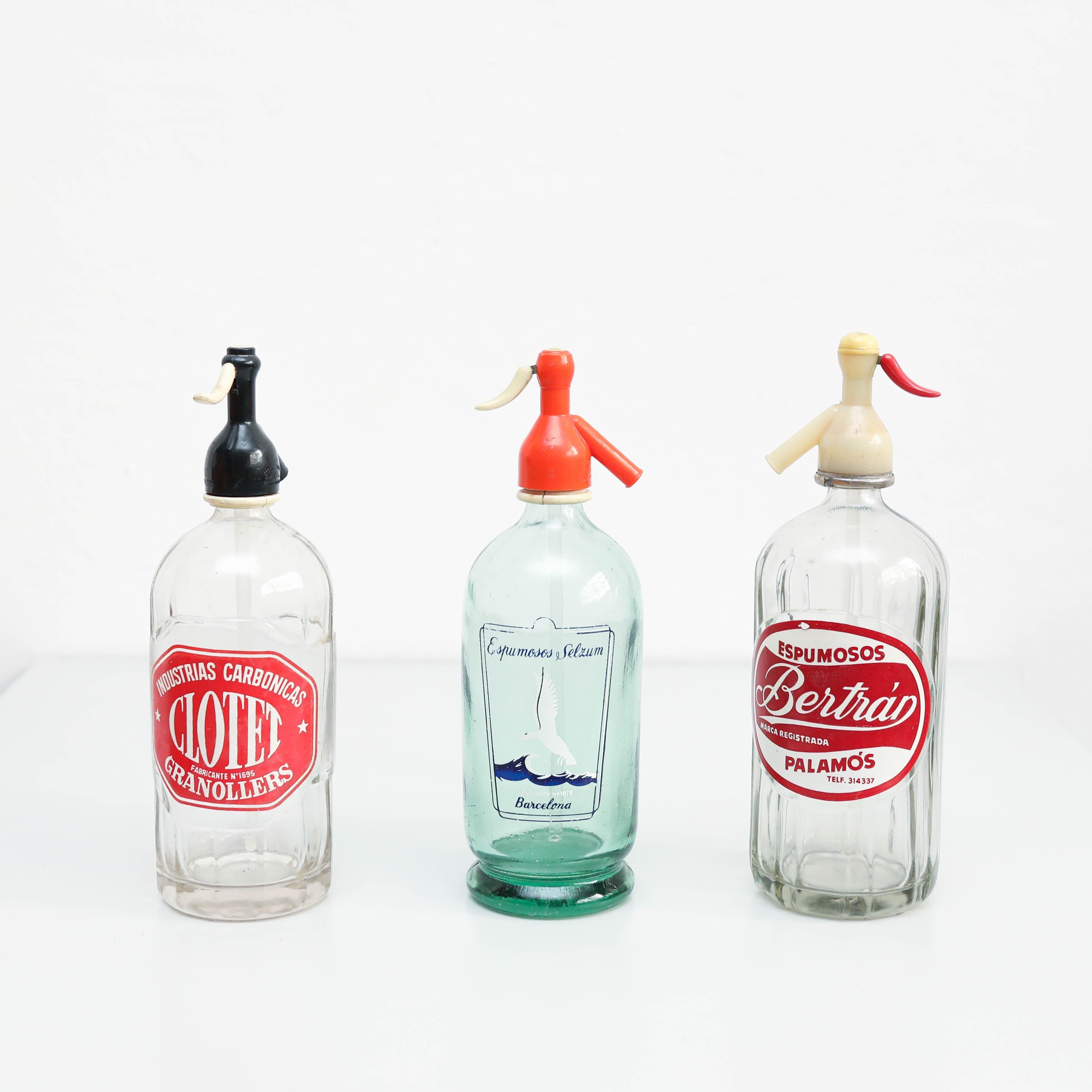 Sifón de soda tradicional catalán vintage de plástico y cristal.    De fabricante desconocido, fabricado hacia 1990.    En su estado original, con pequeños desgastes propios de la edad y el uso, conserva una hermosa pátina.    Materiales:  Plástico.