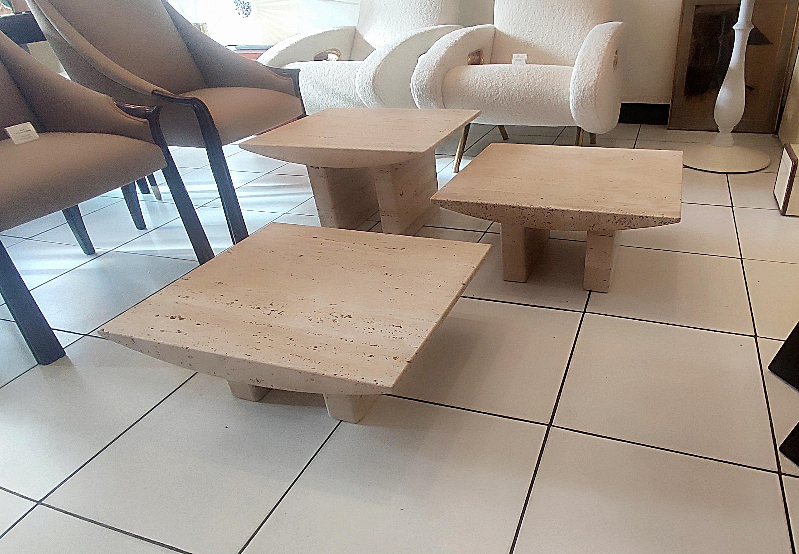 Set of Three Travertine  Cocktail tables circa 80' In Excellent Condition For Sale In Saint-Ouen, FR