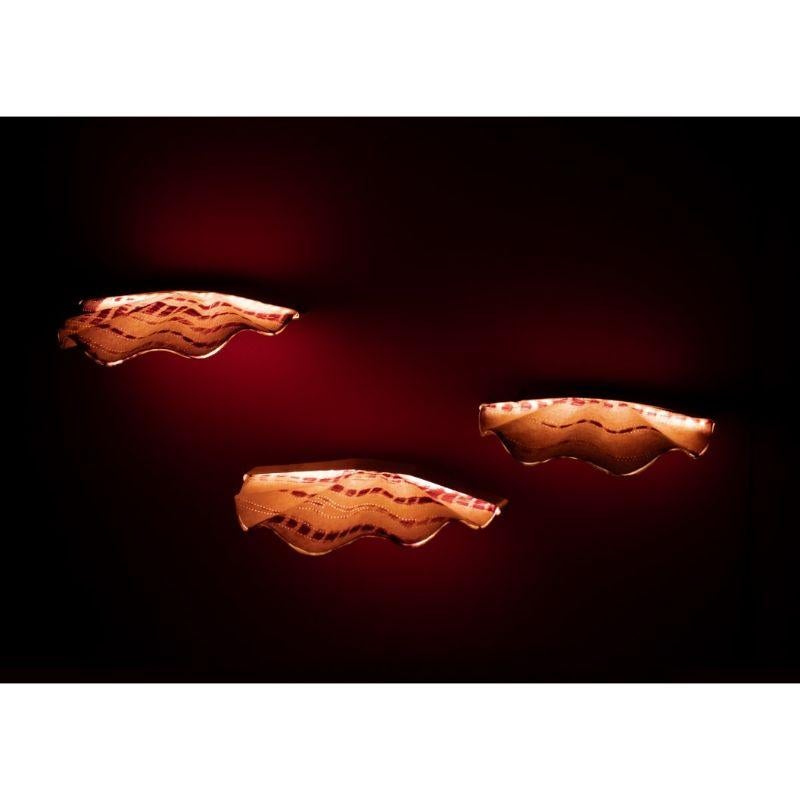 Satz von drei Truthahnschwanz-Wandleuchtern von Sashi Malik
(Zwei Truthahnschwänze groß und ein Truthahnschwanz klein)
Abmessungen: D36 x 4 cm (L), D28 x 3 cm (S)
MATERIALIEN: Seide, Messing

Alle unsere Lampen können je nach Land verkabelt werden.