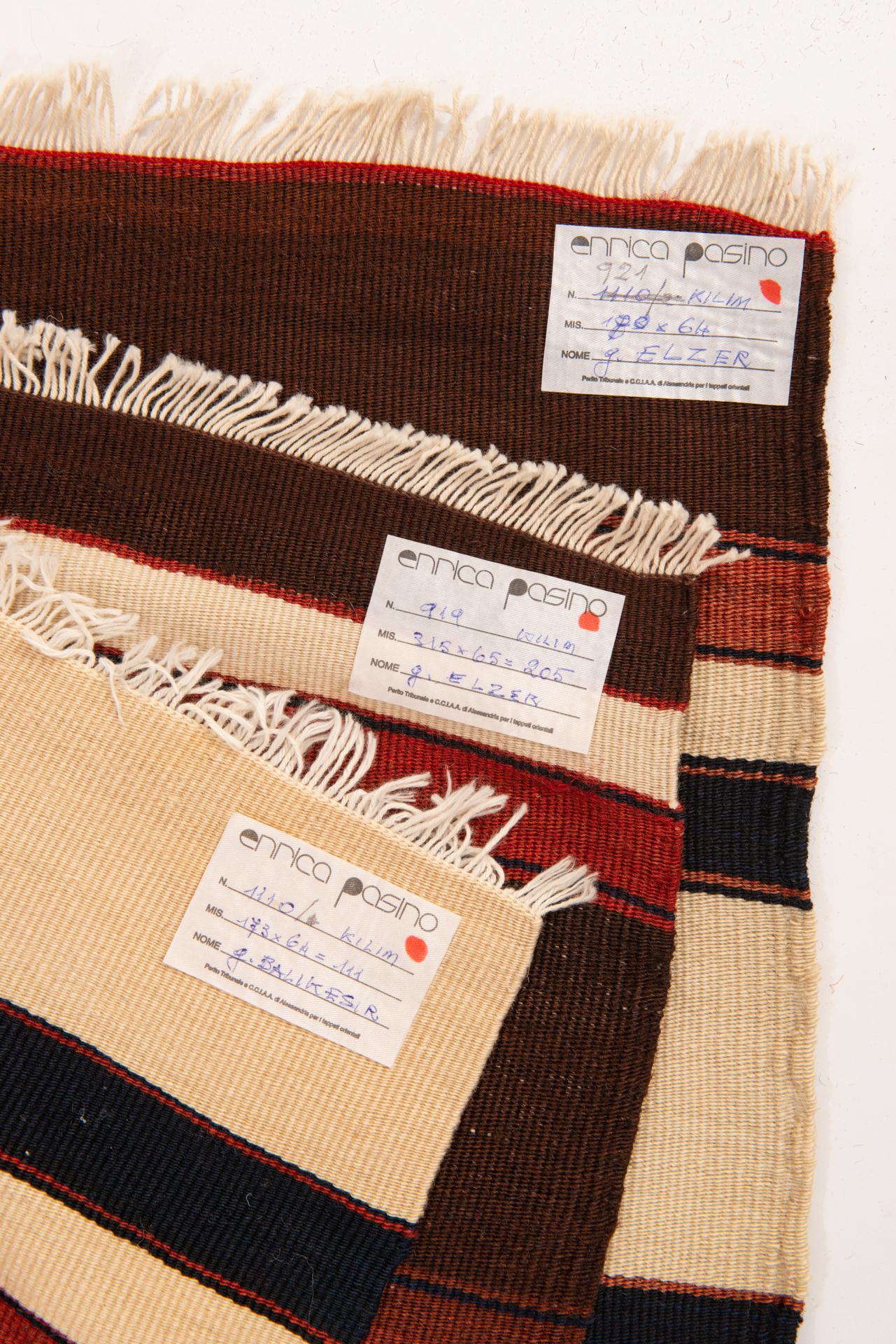  Lot de trois bandes de kilim oriental vintage avec de belles couleurs : ivoire, noir, rouge et marron et des tailles différentes.
 Parfait dans une chambre à coucher.
Elles peuvent être réunies et obtenir un  kilim de cm. 193 x 173 et quelques