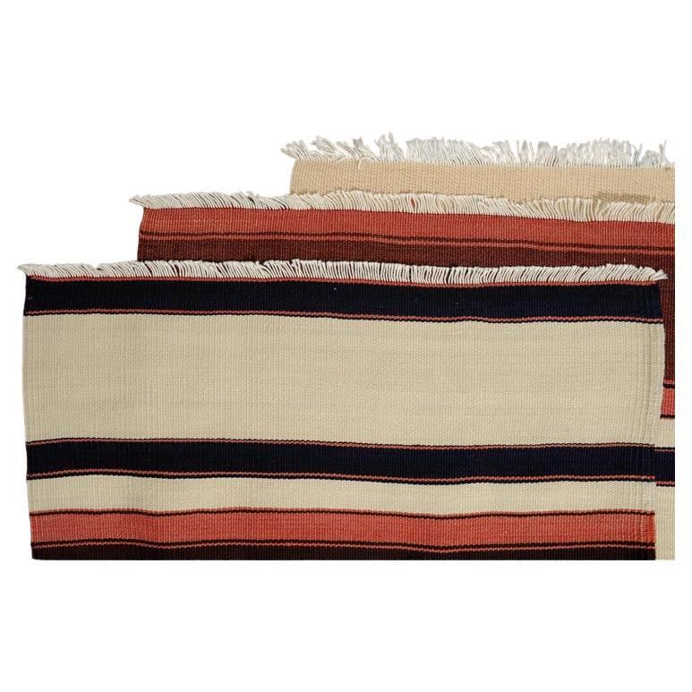  Set aus drei orientalischen Kelimstreifen in schönen Farben: elfenbein, schwarz, rot und braun und in verschiedenen Größen.
 Perfekt für ein Schlafzimmer.
Sie können miteinander verbunden werden und ergeben ein  Kelim von cm. 193 x 173 und einige