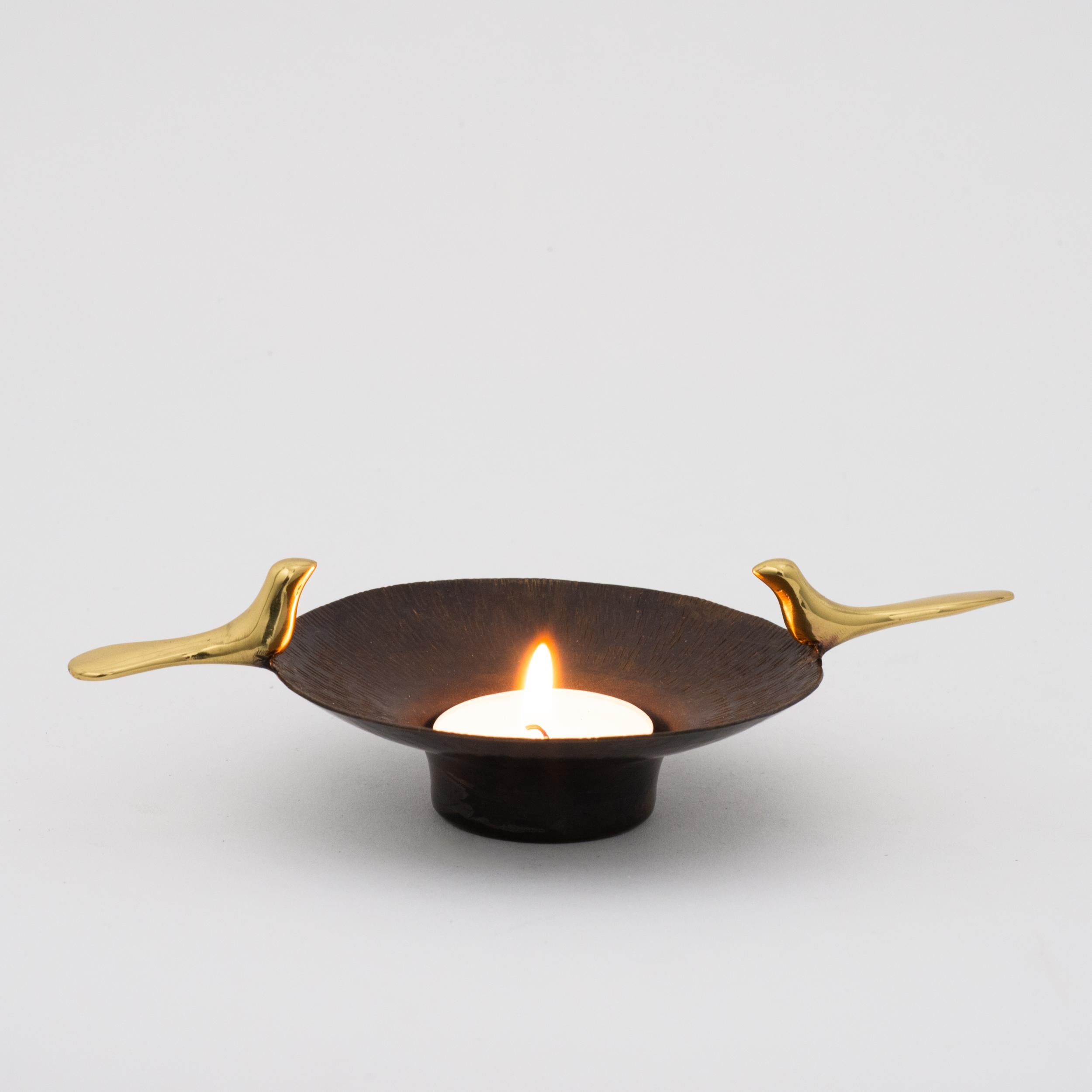 Set of three, beautifully made brass tea light holders adorning a beautiful texture with bronze patina finish. The birds are all individually cast in brass using very traditional techniques and polished to obtain a very lustrous surface.

Those