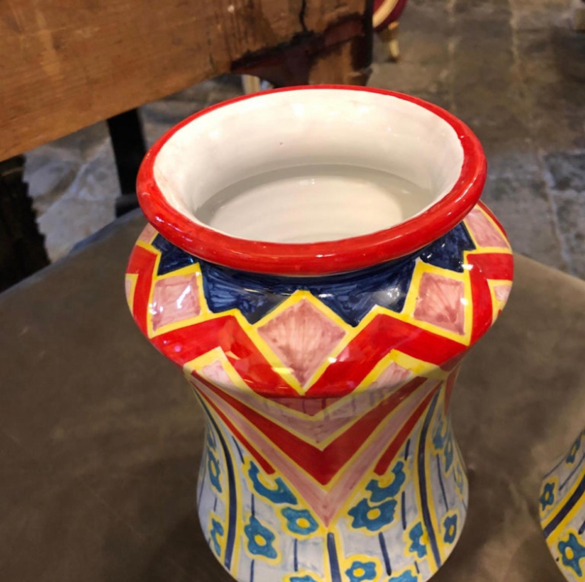 Set von drei einzigartigen handbemalten sizilianischen Terrakotta-Abriello-Vasen, Set (Handgefertigt) im Angebot