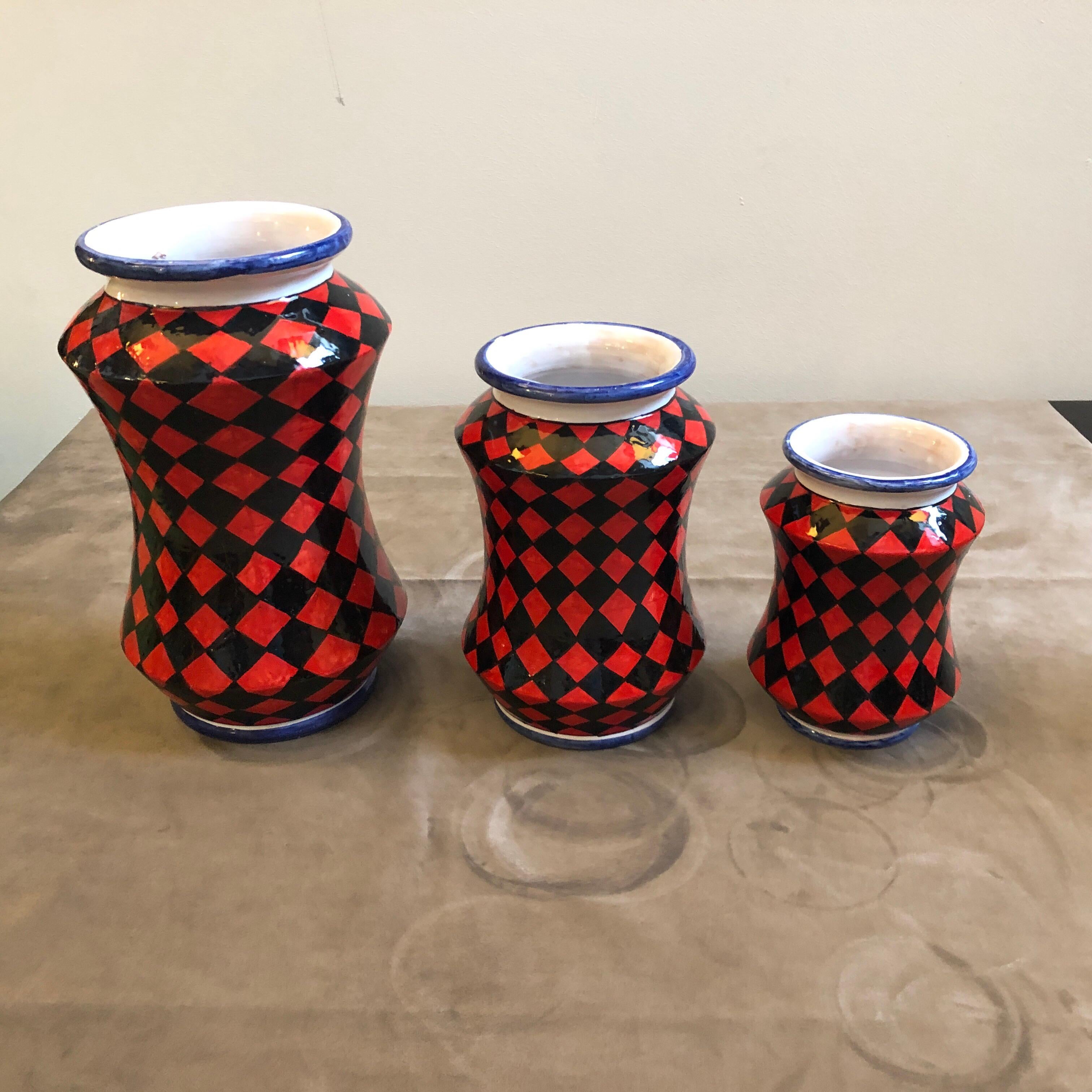 Set von drei einzigartigen handbemalten sizilianischen Terrakotta-Abriello-Vasen, Set im Zustand „Gut“ im Angebot in Aci Castello, IT