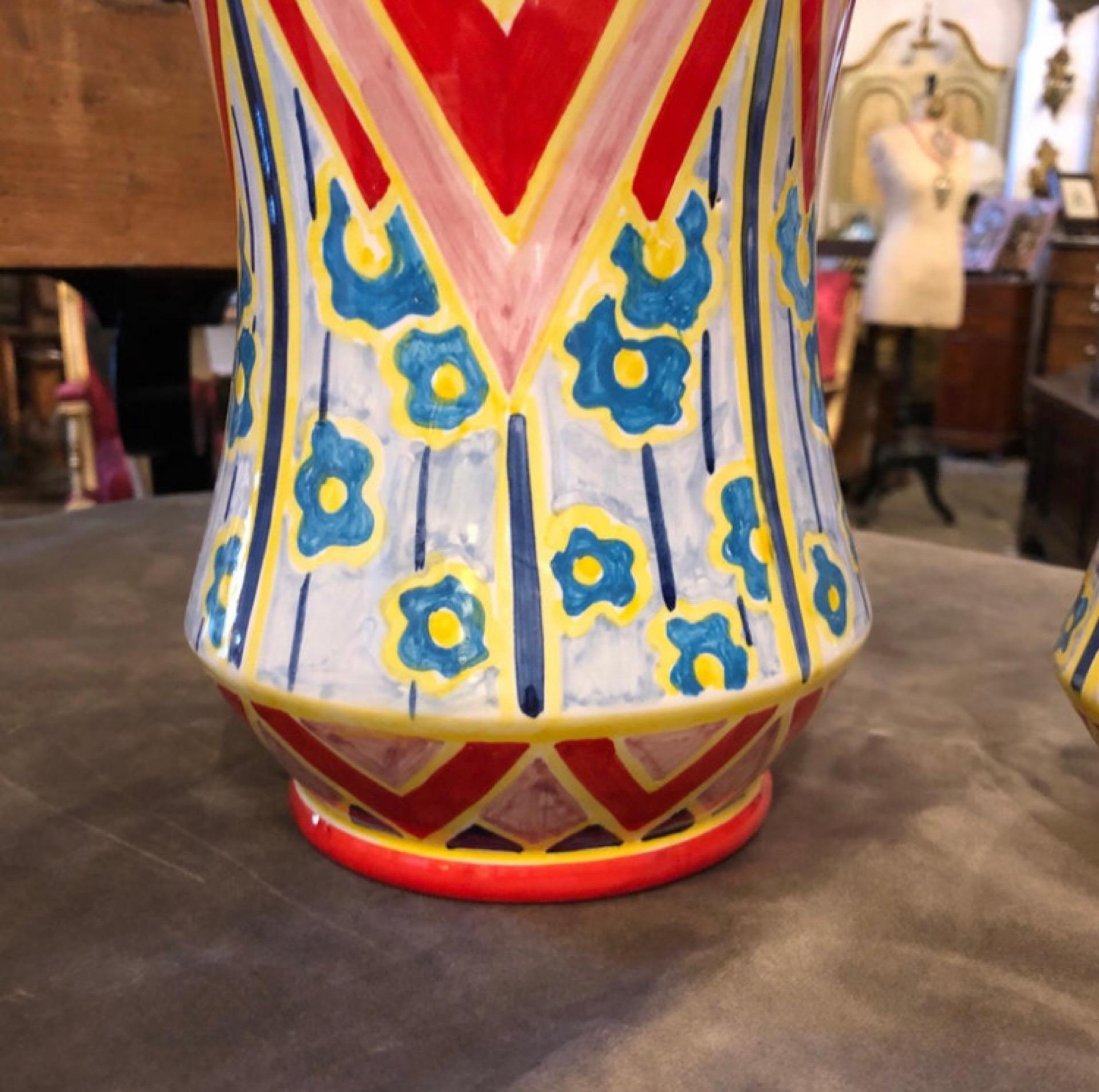 Set von drei einzigartigen handbemalten sizilianischen Terrakotta-Abriello-Vasen, Set im Zustand „Hervorragend“ im Angebot in Aci Castello, IT