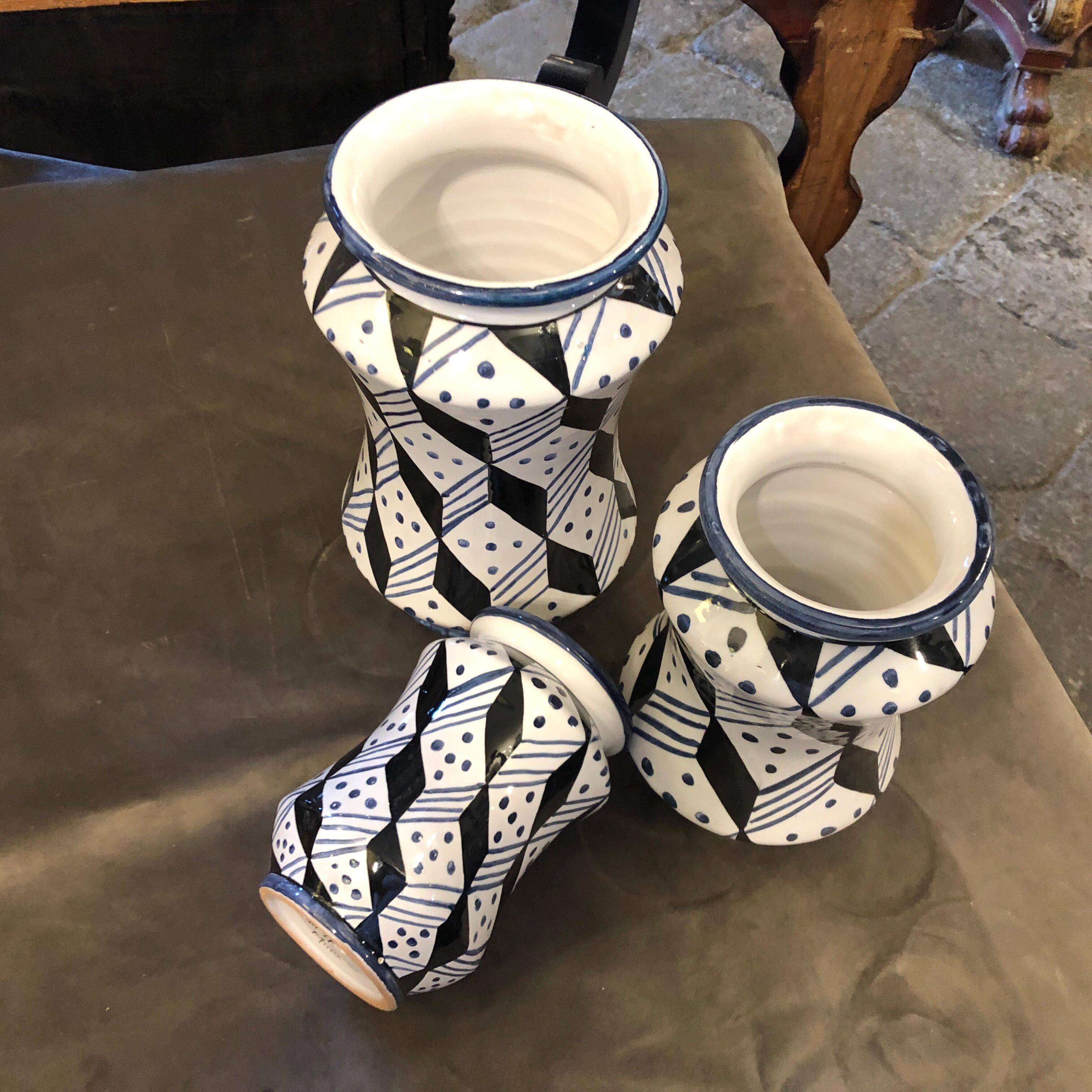 Satz von drei einzigartigen Pieces handbemalte sizilianische Terrakotta Albarello Vasen im Angebot 1