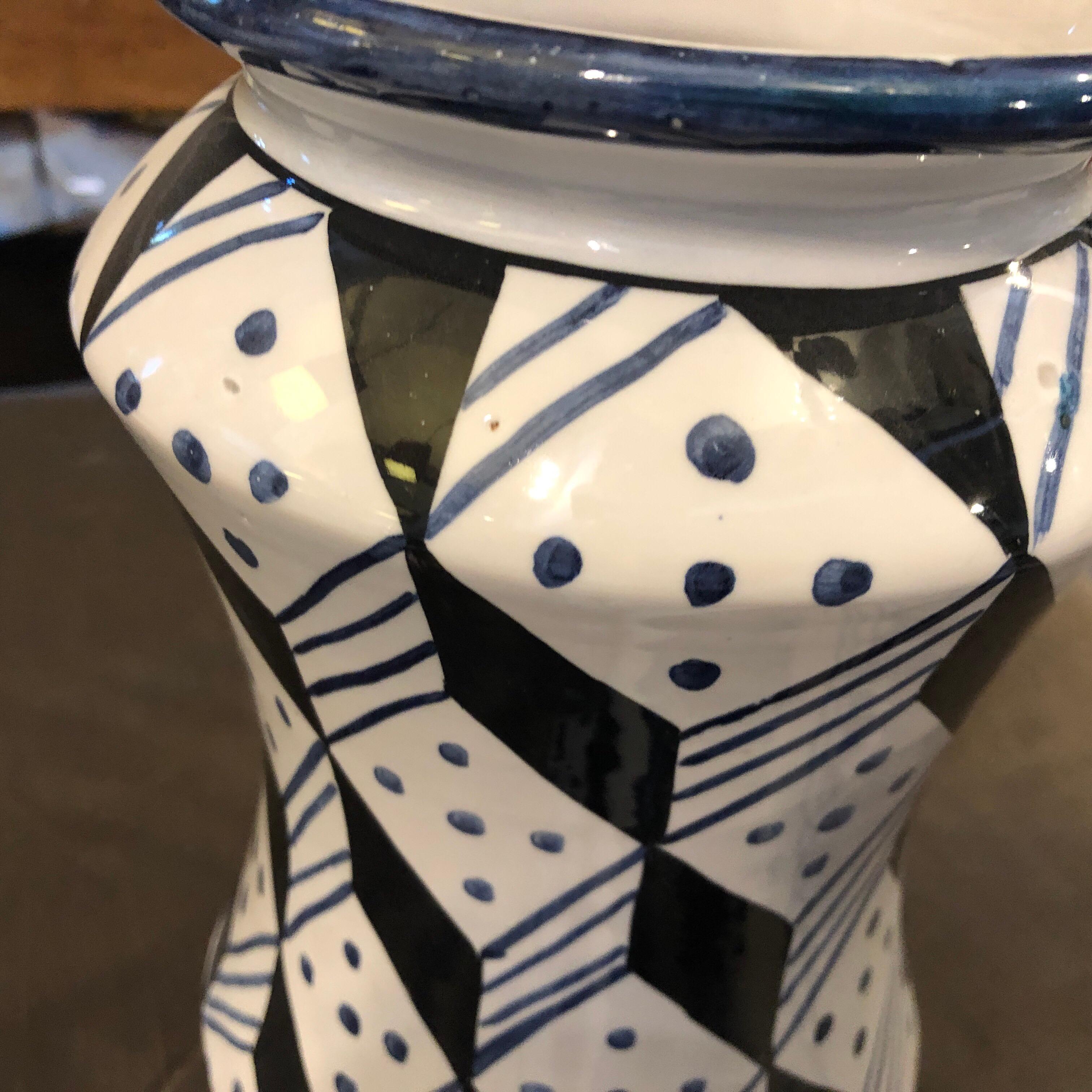 Satz von drei einzigartigen Pieces handbemalte sizilianische Terrakotta Albarello Vasen im Angebot 2