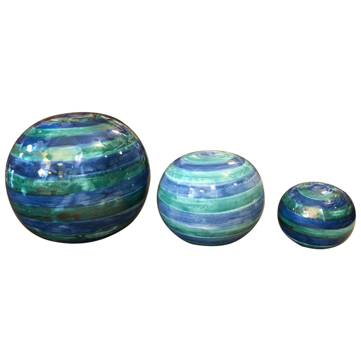 Ensemble de trois pièces uniques de sphères décoratives siciliennes en terre cuite peintes à la main