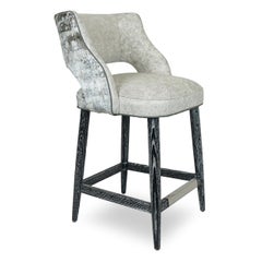 Ensemble de trois tabourets de comptoir tapissés avec dossier découpé et pieds en Oak Oak cérusé