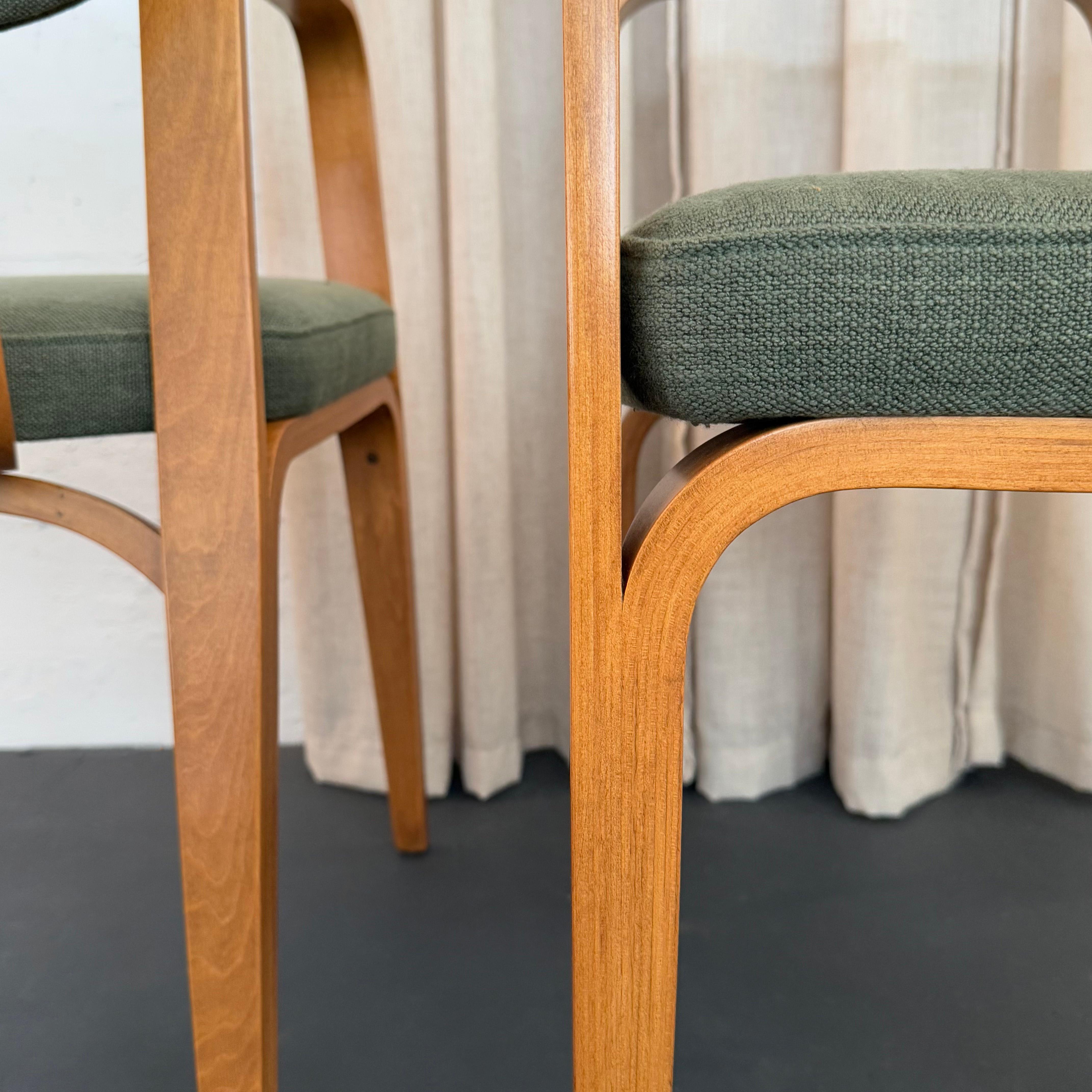 Set di tre sedie imbottite in legno di acero di Thonet in vendita 3