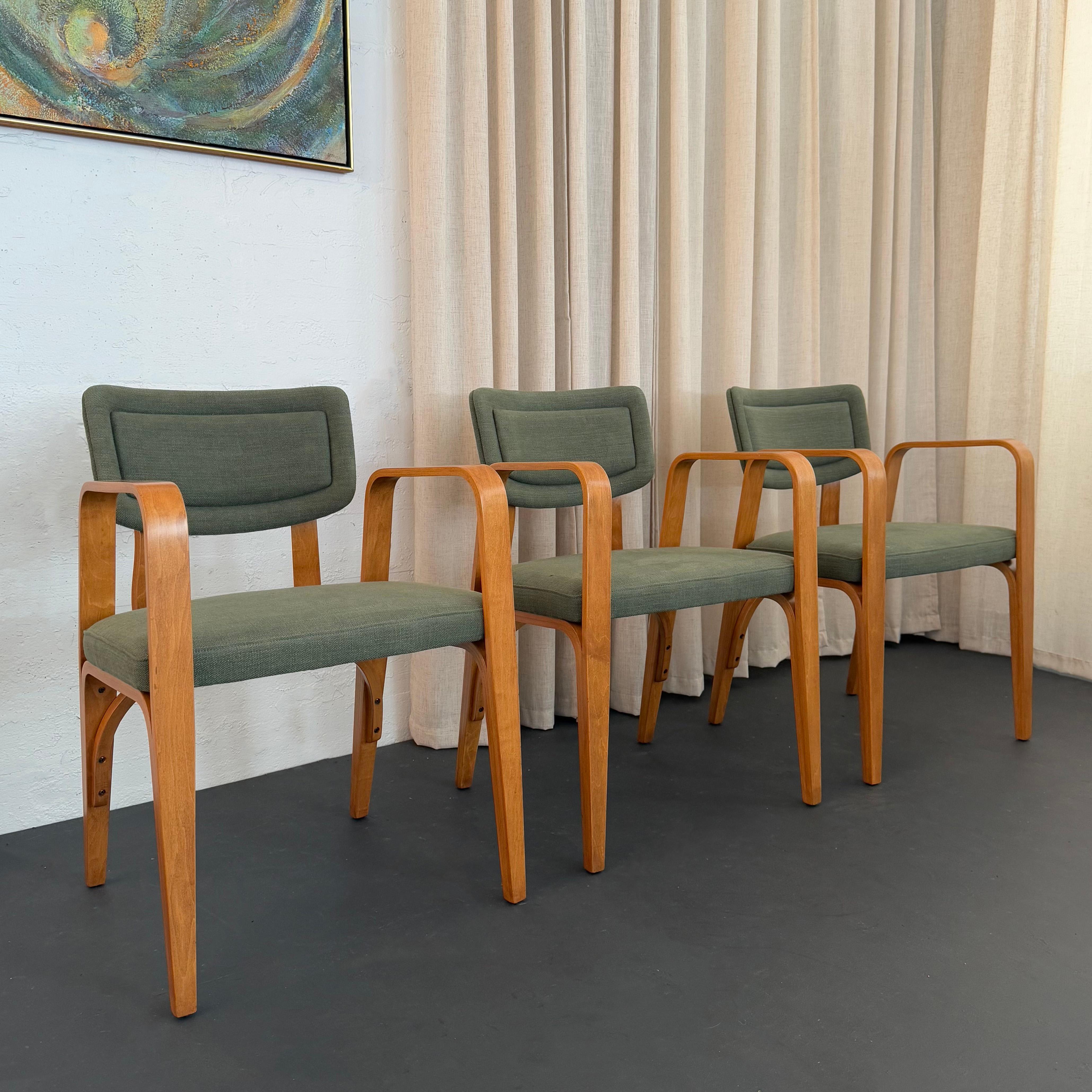 Questo set di tre splendide poltrone in stile Mid-Century Modern è stato prodotto dalla famosa azienda austriaca Thonet negli anni Cinquanta. Thonet, fondata nel 1850 da Michael Thonet, è stata la prima a sviluppare mobili in legno curvato e la