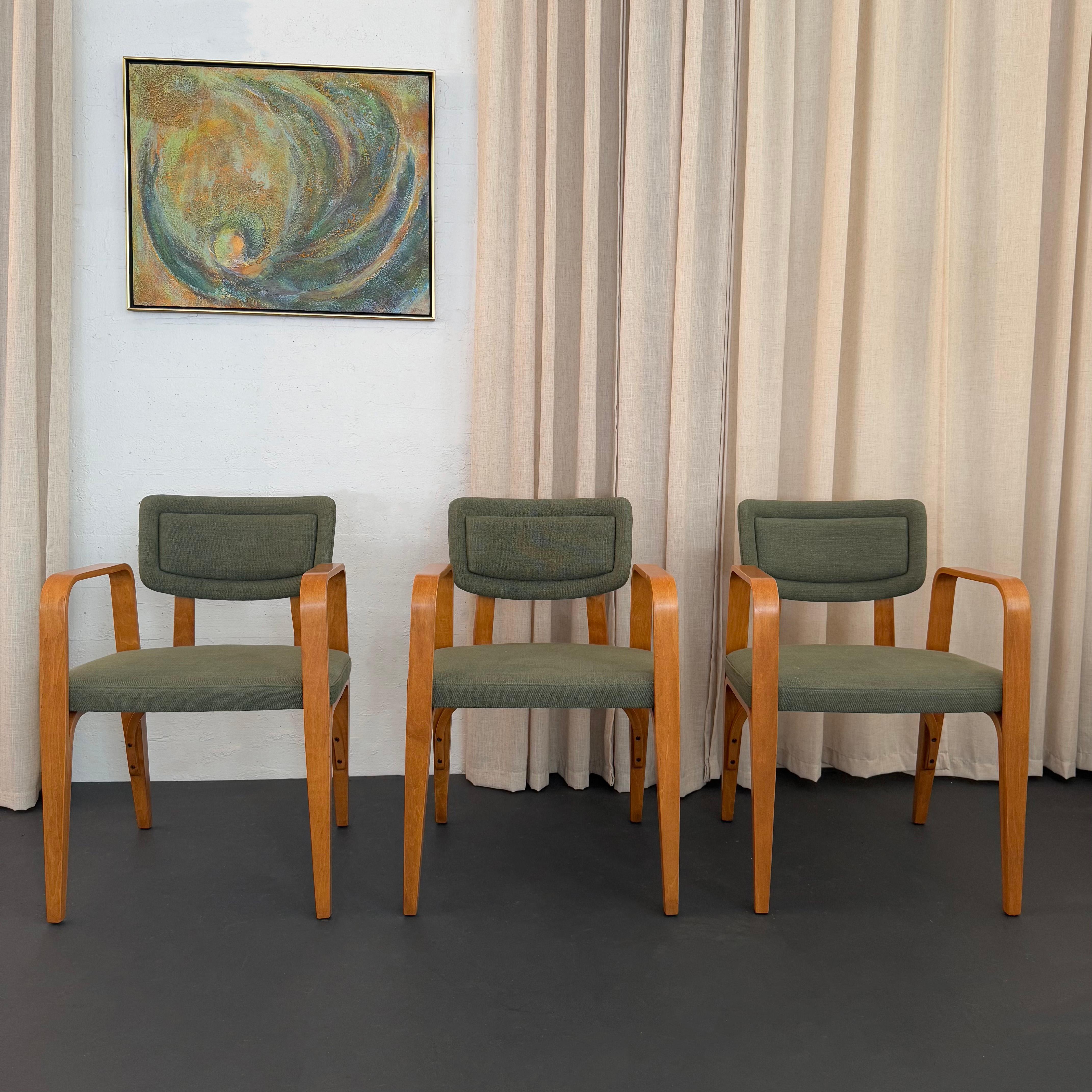 Mid-Century moderno Set di tre sedie imbottite in legno di acero di Thonet in vendita
