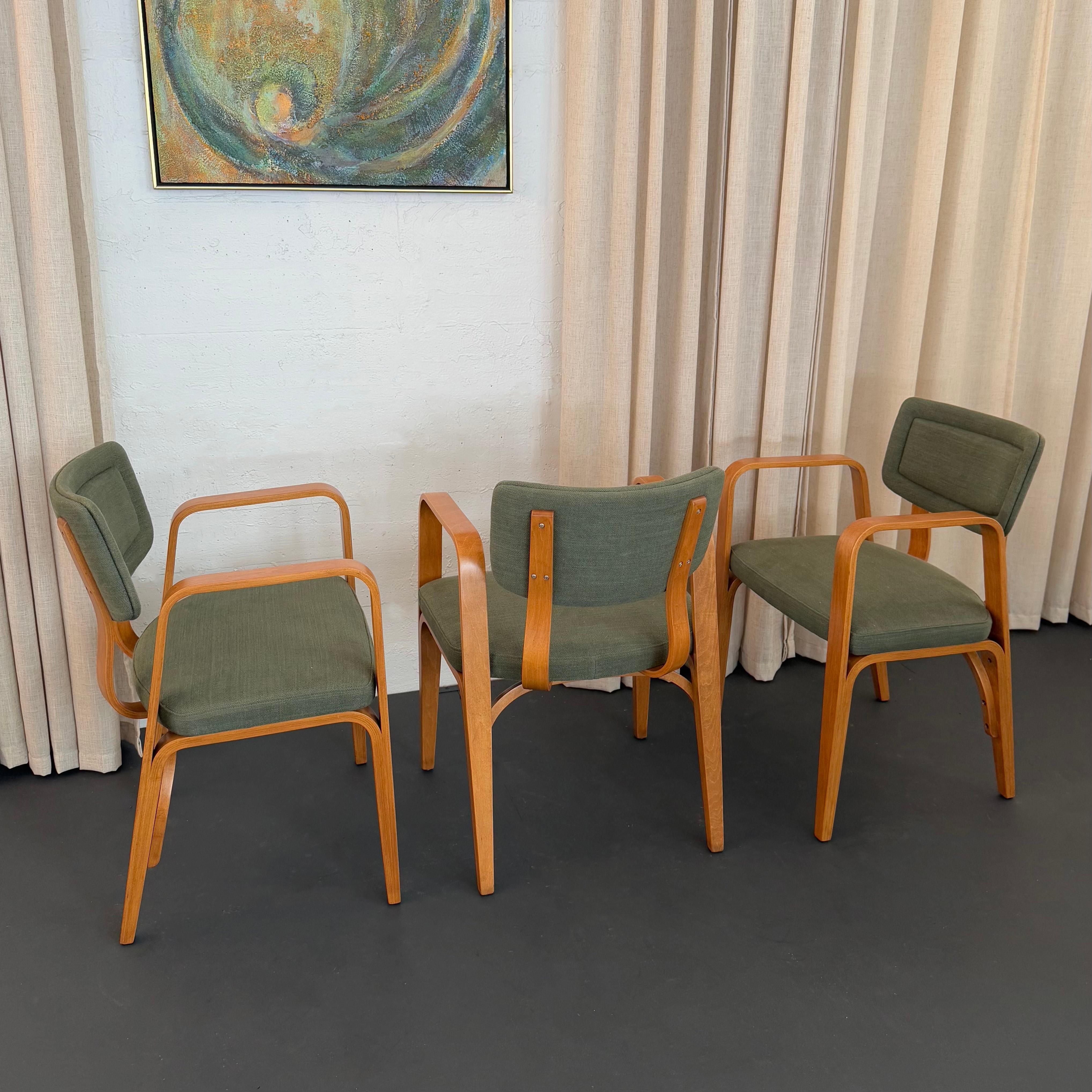 Set di tre sedie imbottite in legno di acero di Thonet in vendita 1