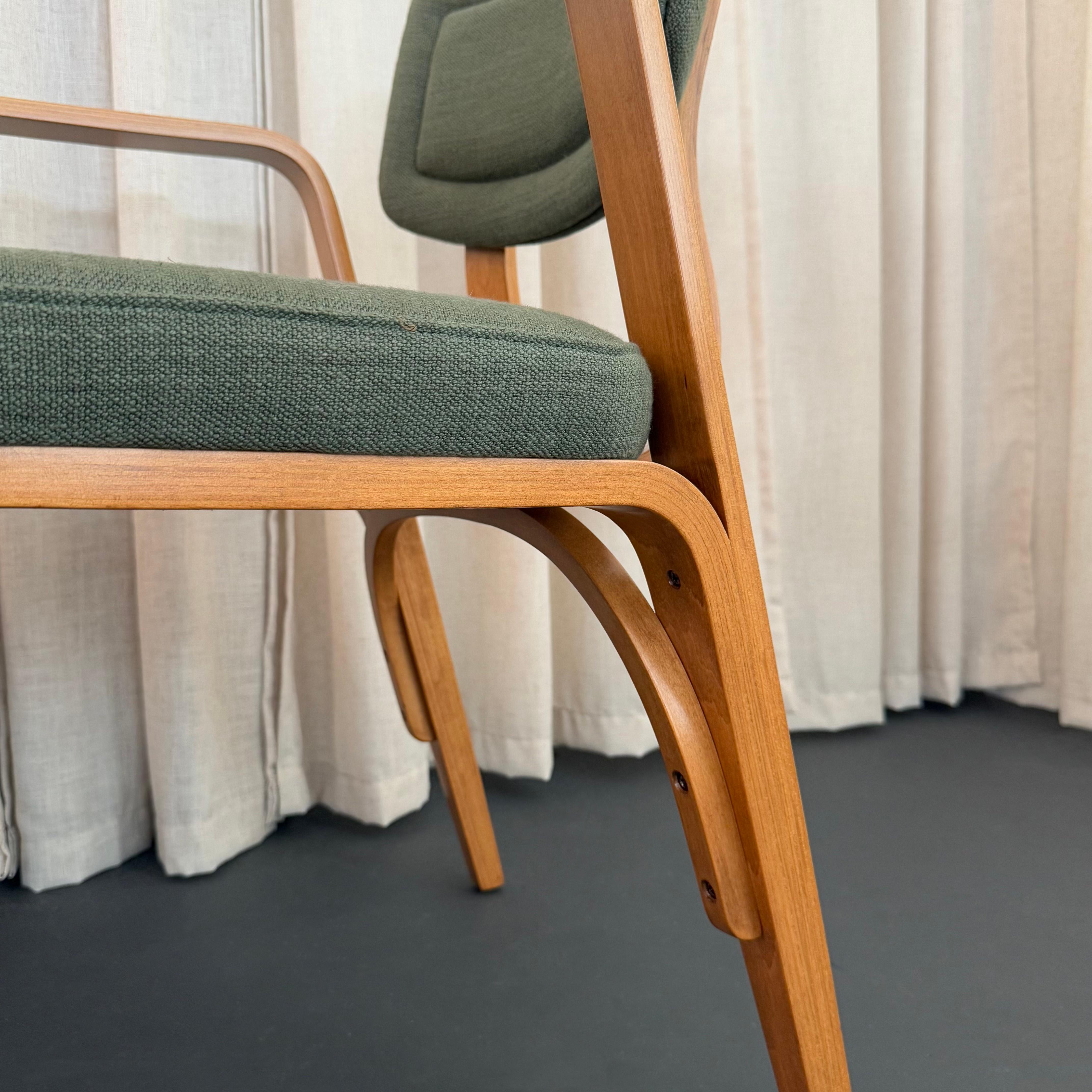 Set di tre sedie imbottite in legno di acero di Thonet in vendita 2