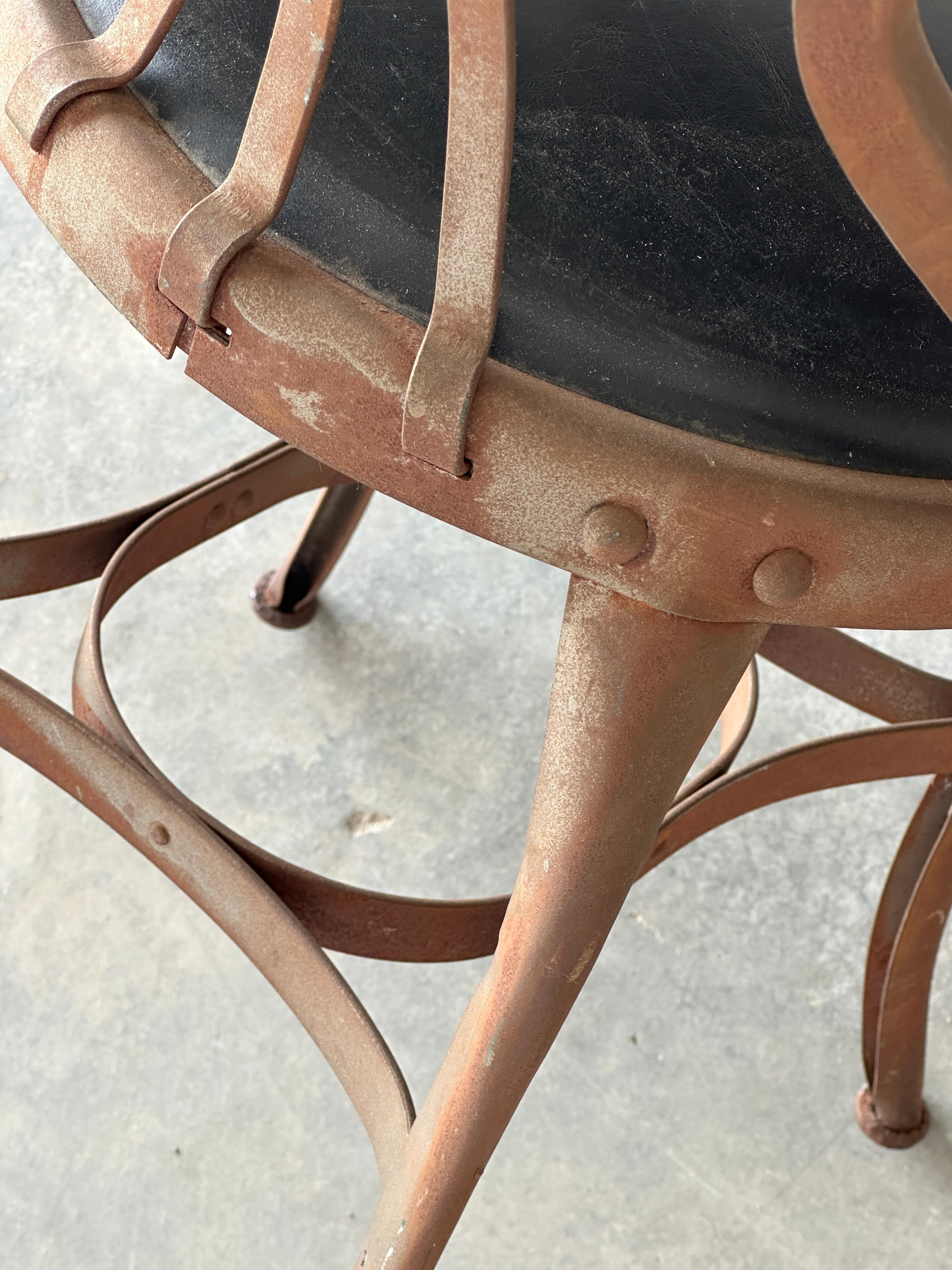 Ensemble de trois chaises de café bistro en métal patiné de différentes tailles UHL en vente 5