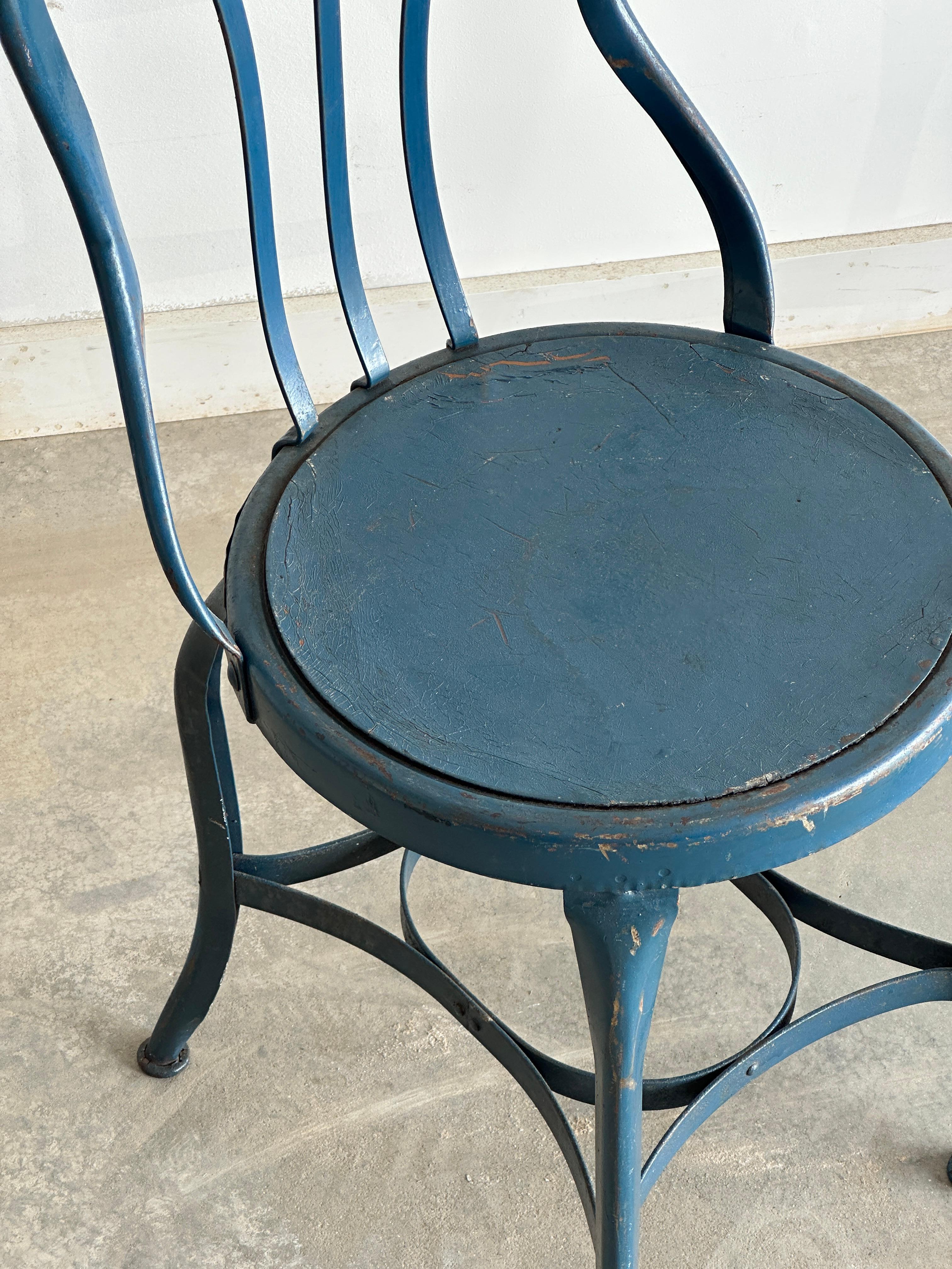 Early 20th Century Set of three varying UHL patinated metal cafe bistro dining chairs For Sale