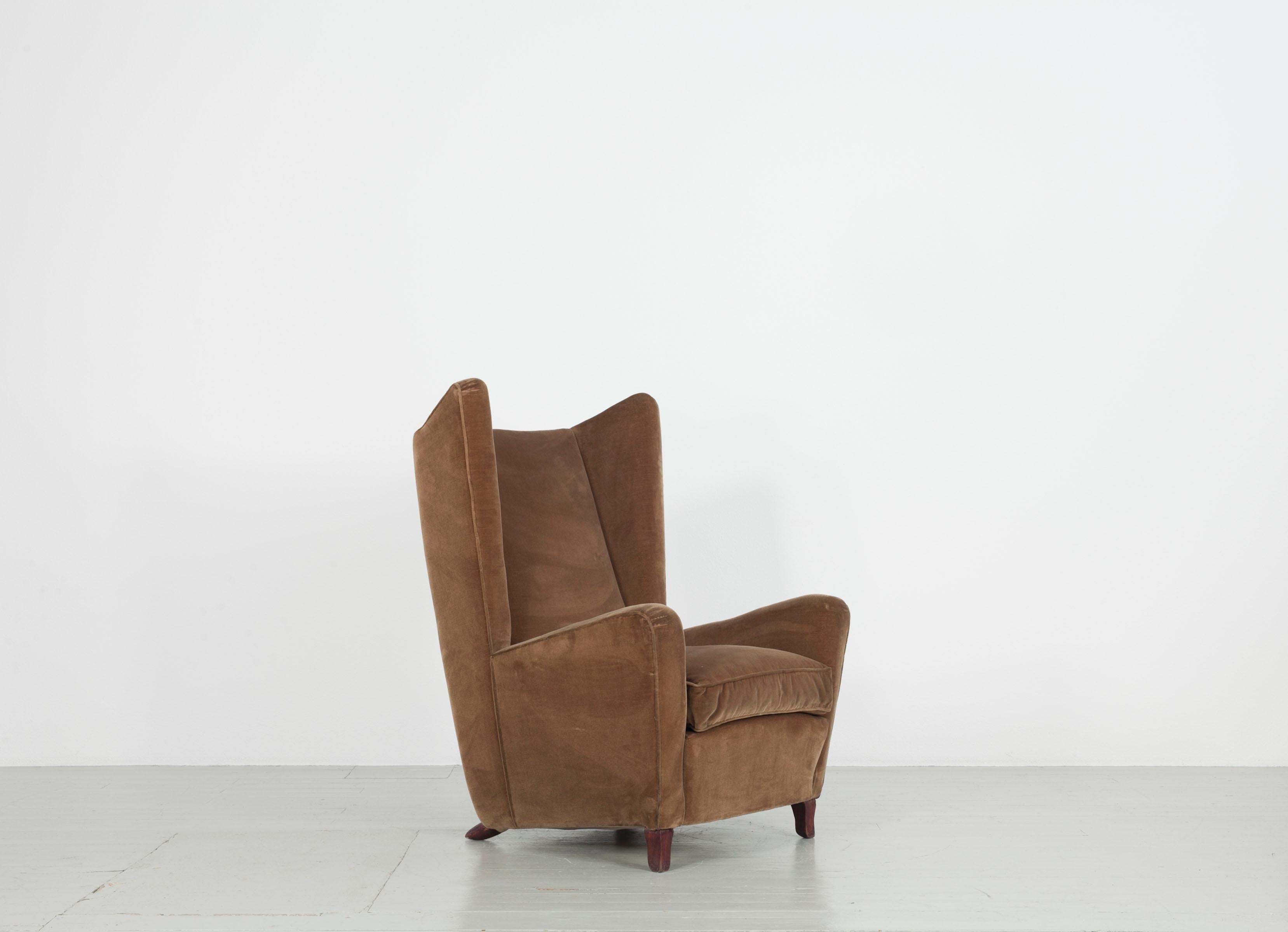 This set of three Italian armchairs was designed in the 1950s. The design is by Melchiorre Bega. What is special about the set is that all three chairs have a different design but still fit together very well. The furniture body is covered with