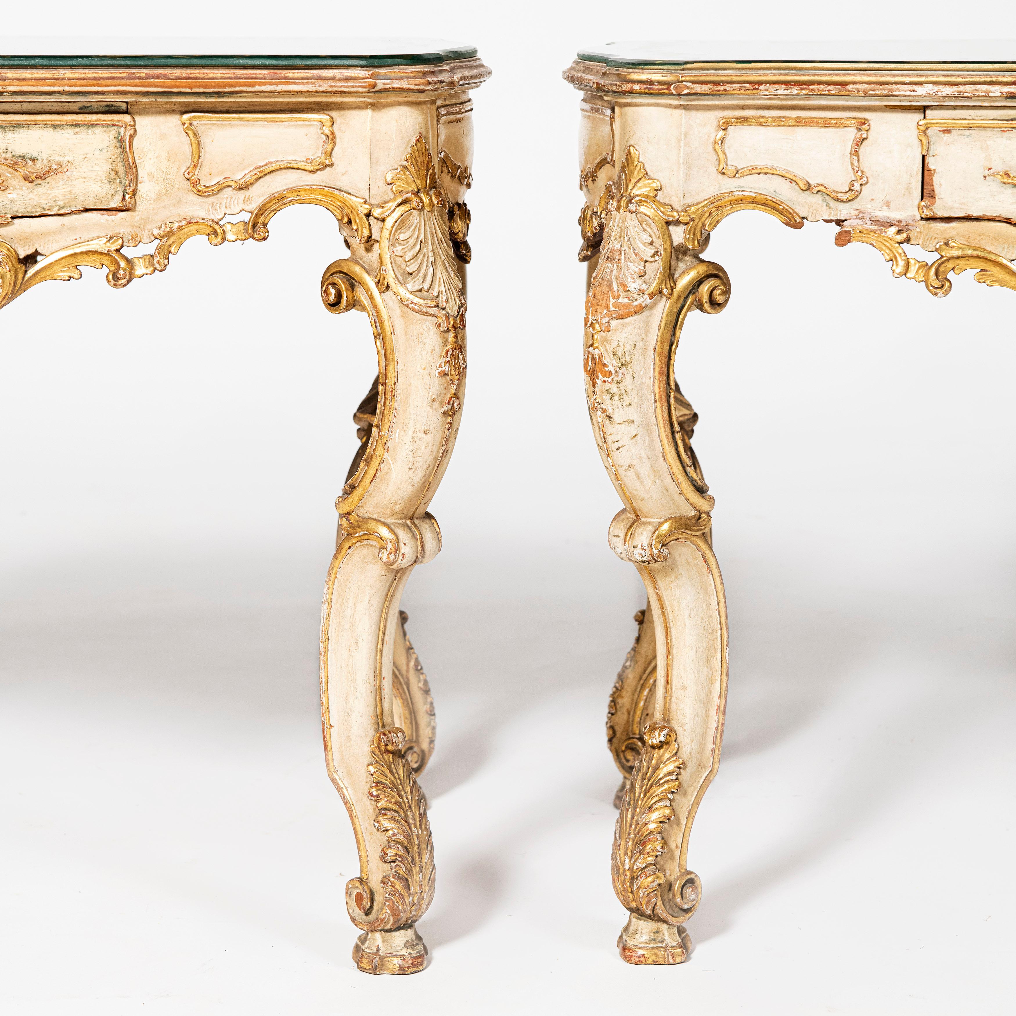Set of Three Venetian Rococo Pieces, One Console Table and Two Night Sands In Good Condition For Sale In Buenos Aires, Buenos Aires