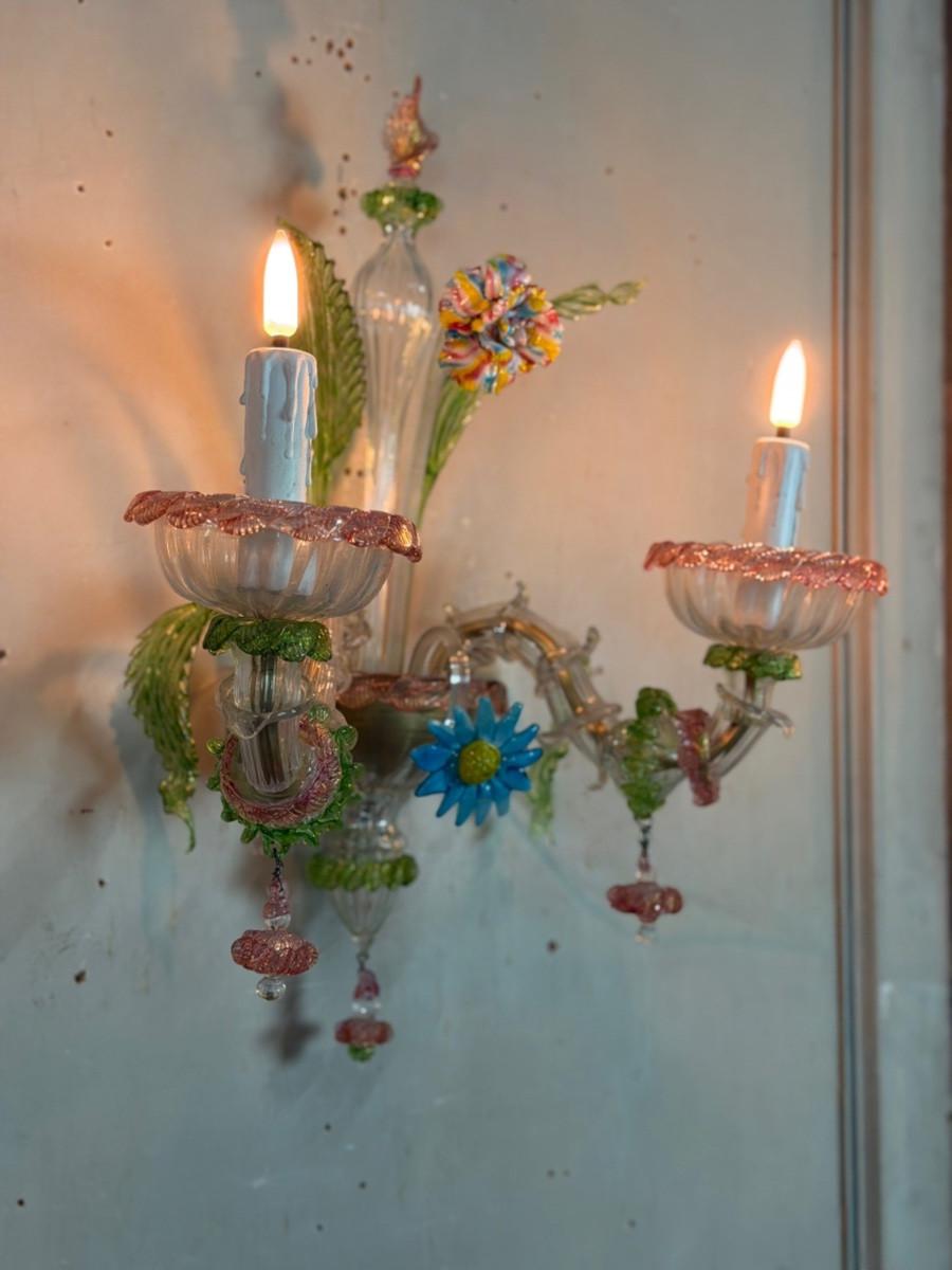 Art Deco Set of three Venetian wall lights in multicoloured Murano glass, circa 1950 For Sale
