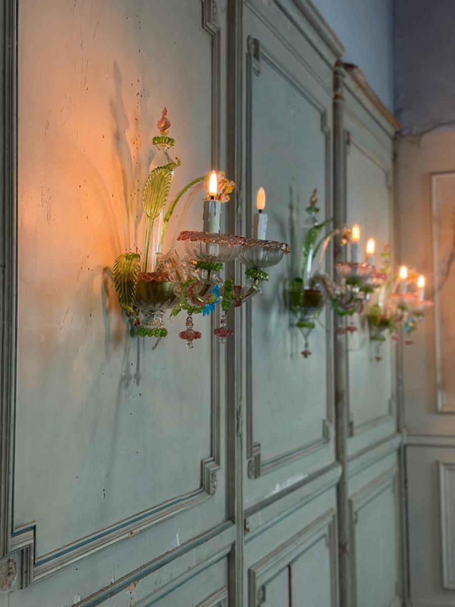 French Set of three Venetian wall lights in multicoloured Murano glass, circa 1950 For Sale