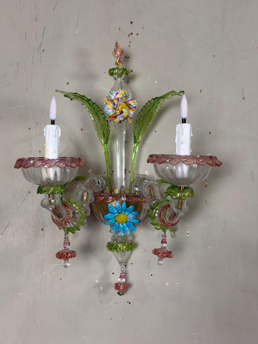 Set of three Venetian wall lights in multicoloured Murano glass, circa 1950 In Excellent Condition For Sale In Honnelles, WHT