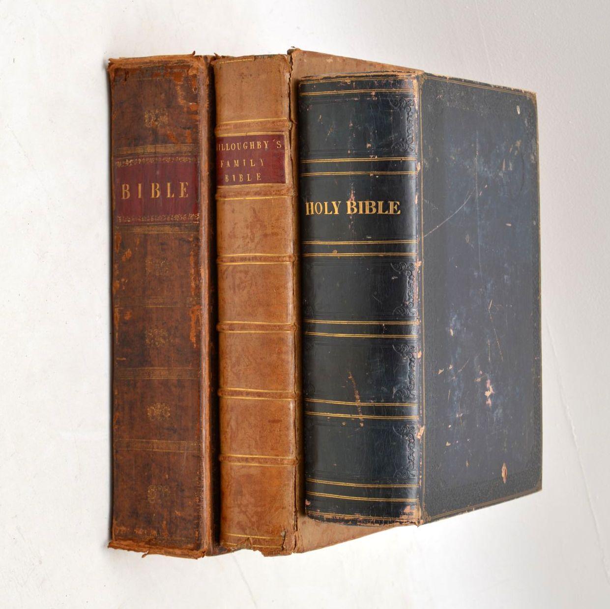 Ein schöner und sehr seltener Satz von drei antiken heiligen Bibeln, die jeweils das Neue und das Alte Testament enthalten. Die älteste stammt aus dem Jahr 1778, es ist Willoughbys Familienbibel, die in London von J. Wilkie veröffentlicht wurde. Es