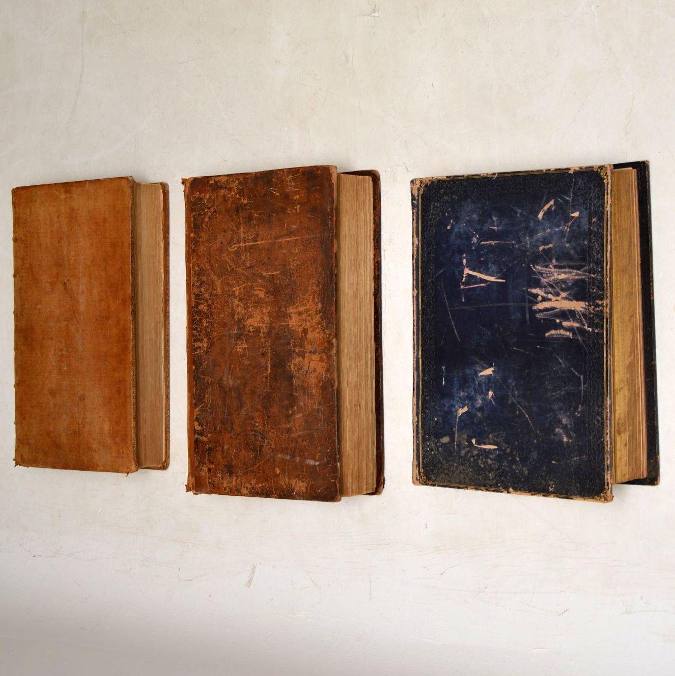 Set von drei sehr großen antiken Heiligen Bibelen aus dem Jahr 1778, 1813 und 1844 im Zustand „Relativ gut“ in London, GB