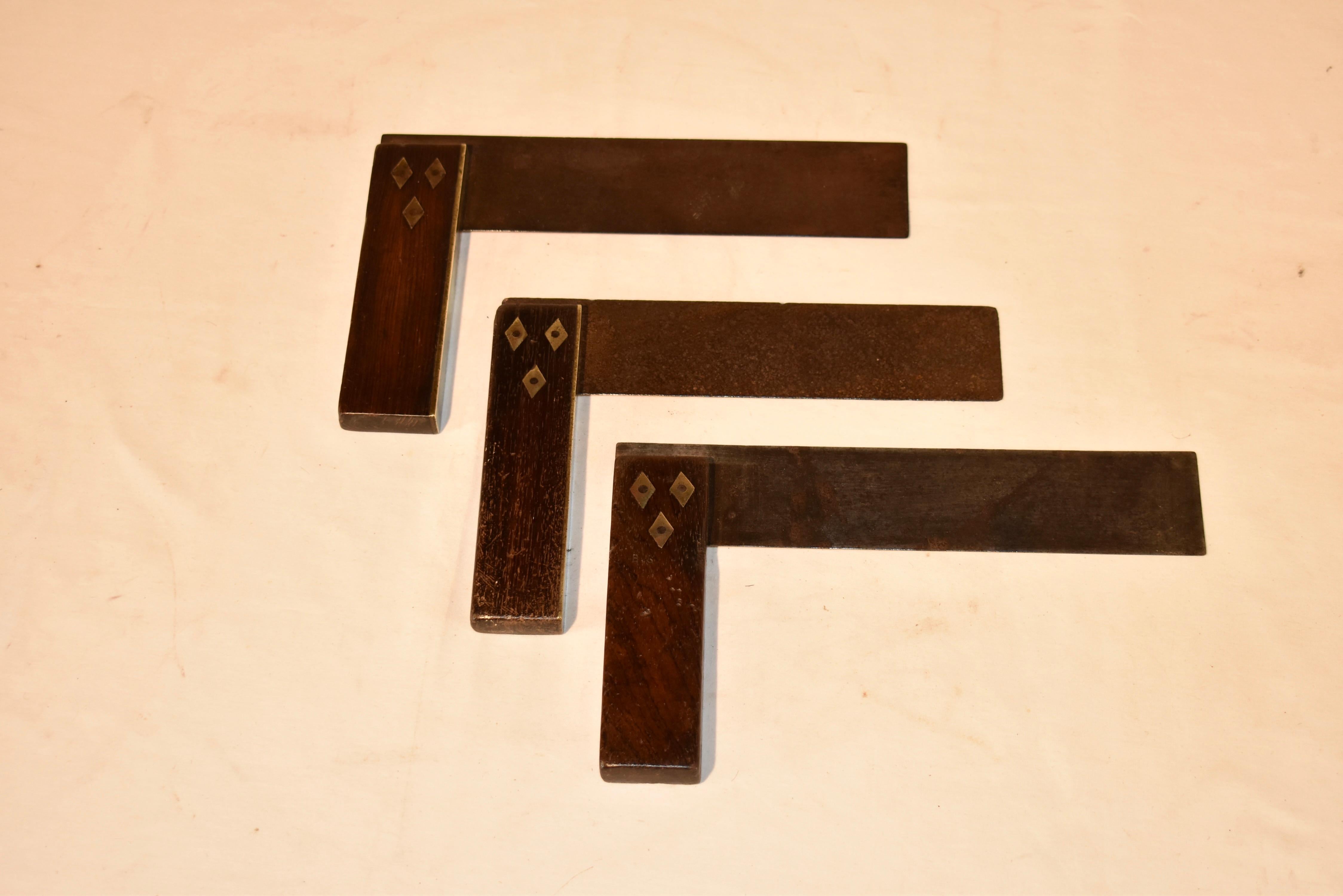 Il s'agit d'un ensemble de trois équerres de charpentier de marine anciennes. Les carrés sont en chêne et ont des capuchons en laiton.  Il s'agit d'outils à angle droit, datant de la période victorienne, vers 1880.  Outil artisanal antique de