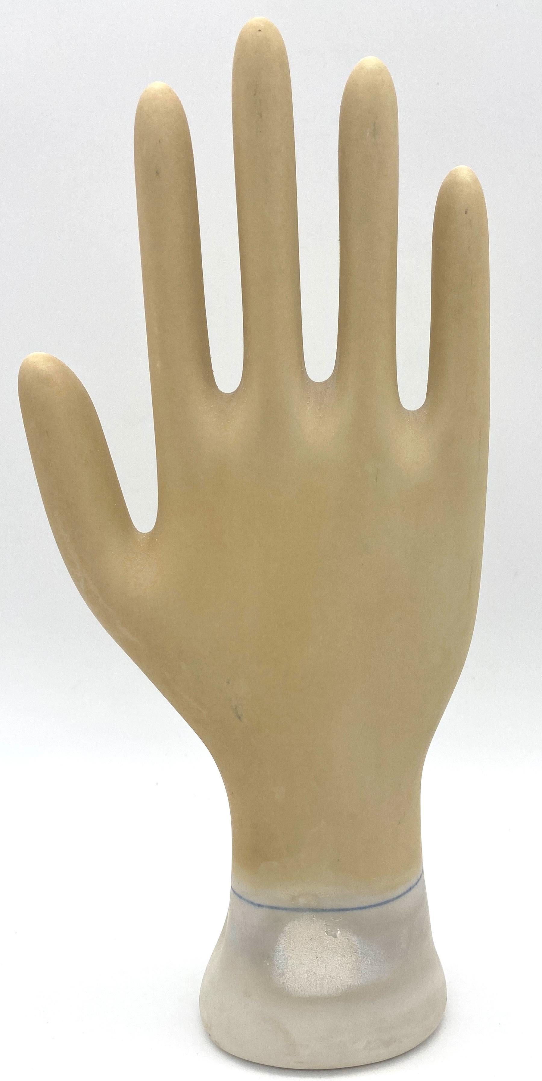 Set di tre oggetti industriali americani d'epoca  Stampi per guanti in porcellana figurati in vendita 2
