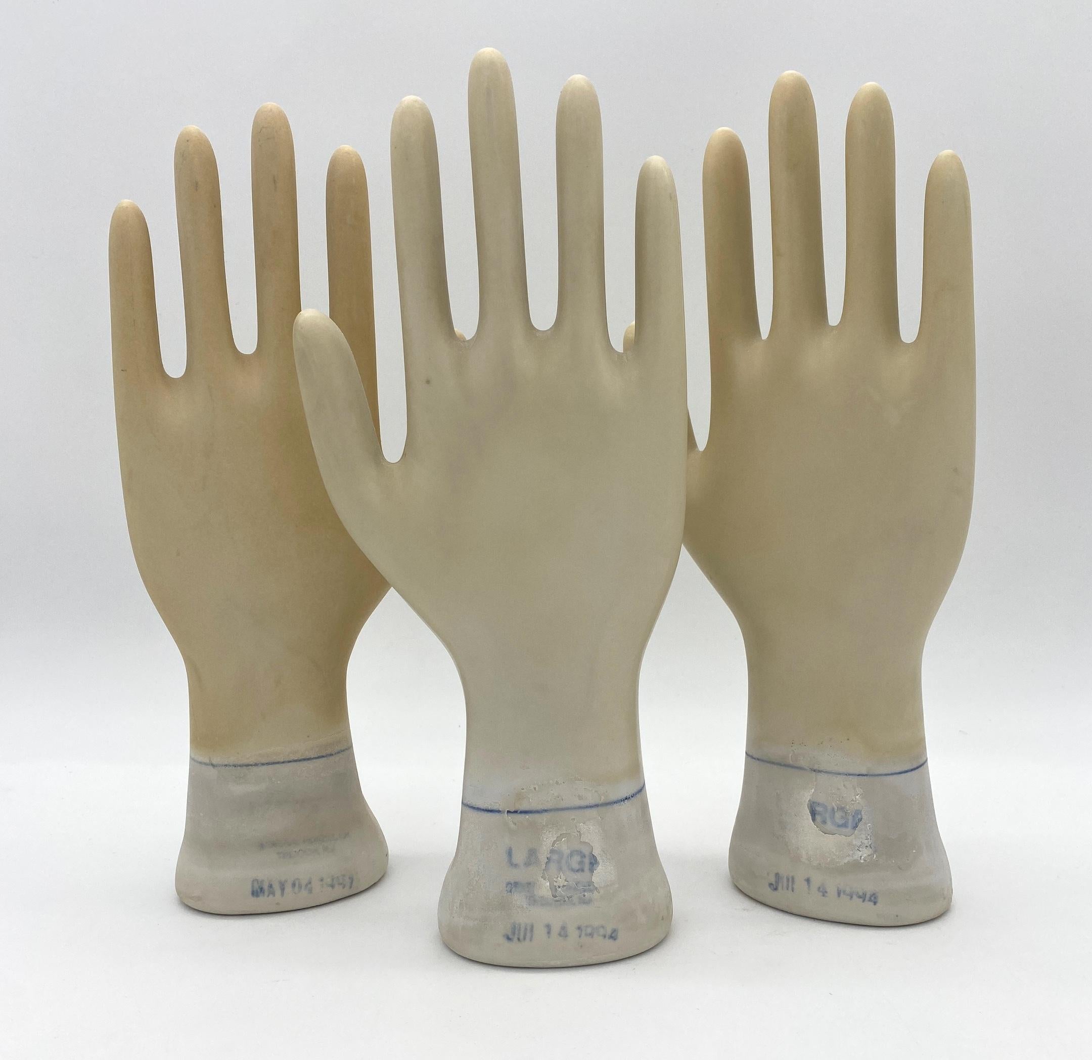 Satz von drei Vintage American Industrial Figural Porzellan Handschuh Formen 
USA, 1994, datiert und beschriftet 

Ein bemerkenswerter Satz von drei Vintage American Industrial Figural Porcelain Glove Molds, ein einzigartiges Relikt aus der