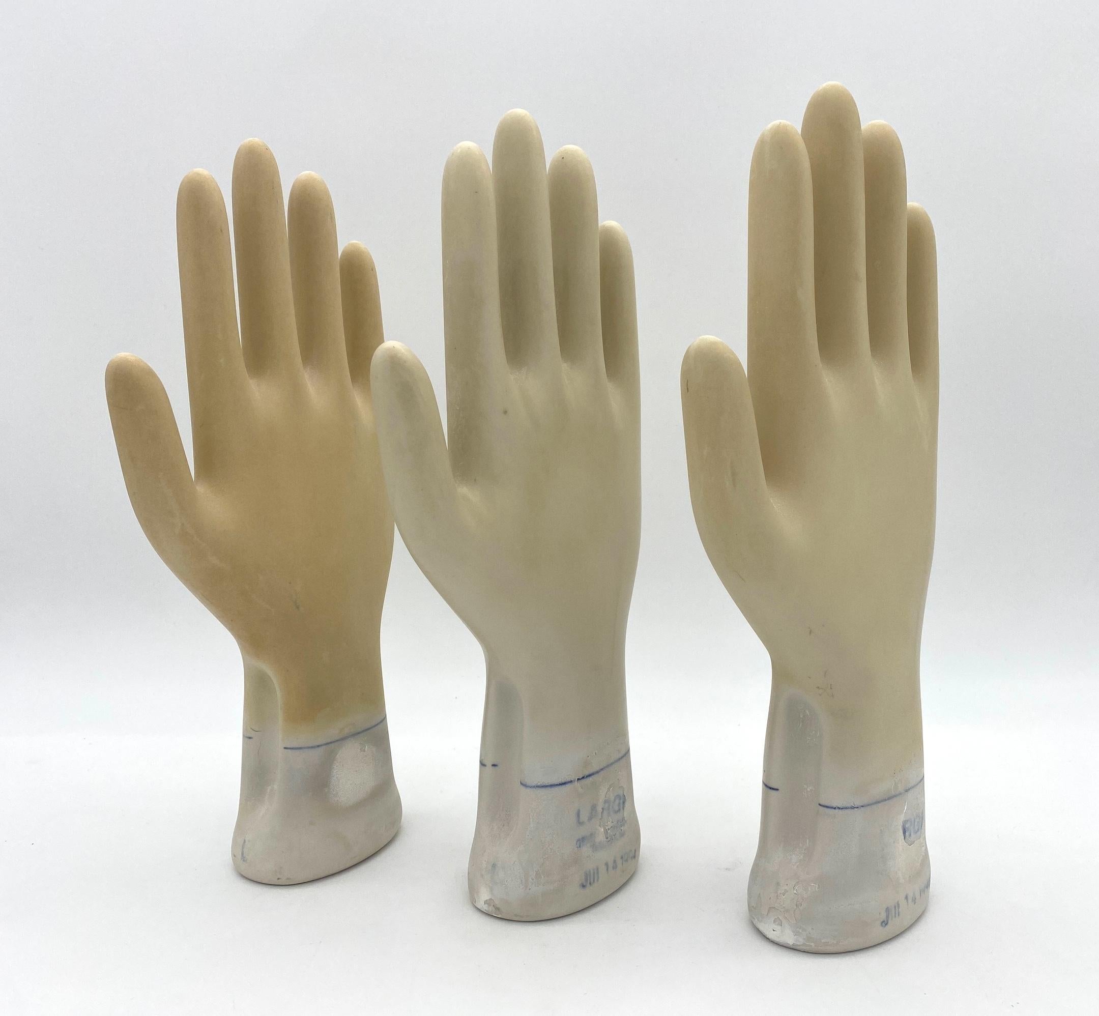 Set von drei amerikanischen Vintage-Industrie-Stücken  Figürliche Porzellanhandschuh-Formen  (Emailliert) im Angebot