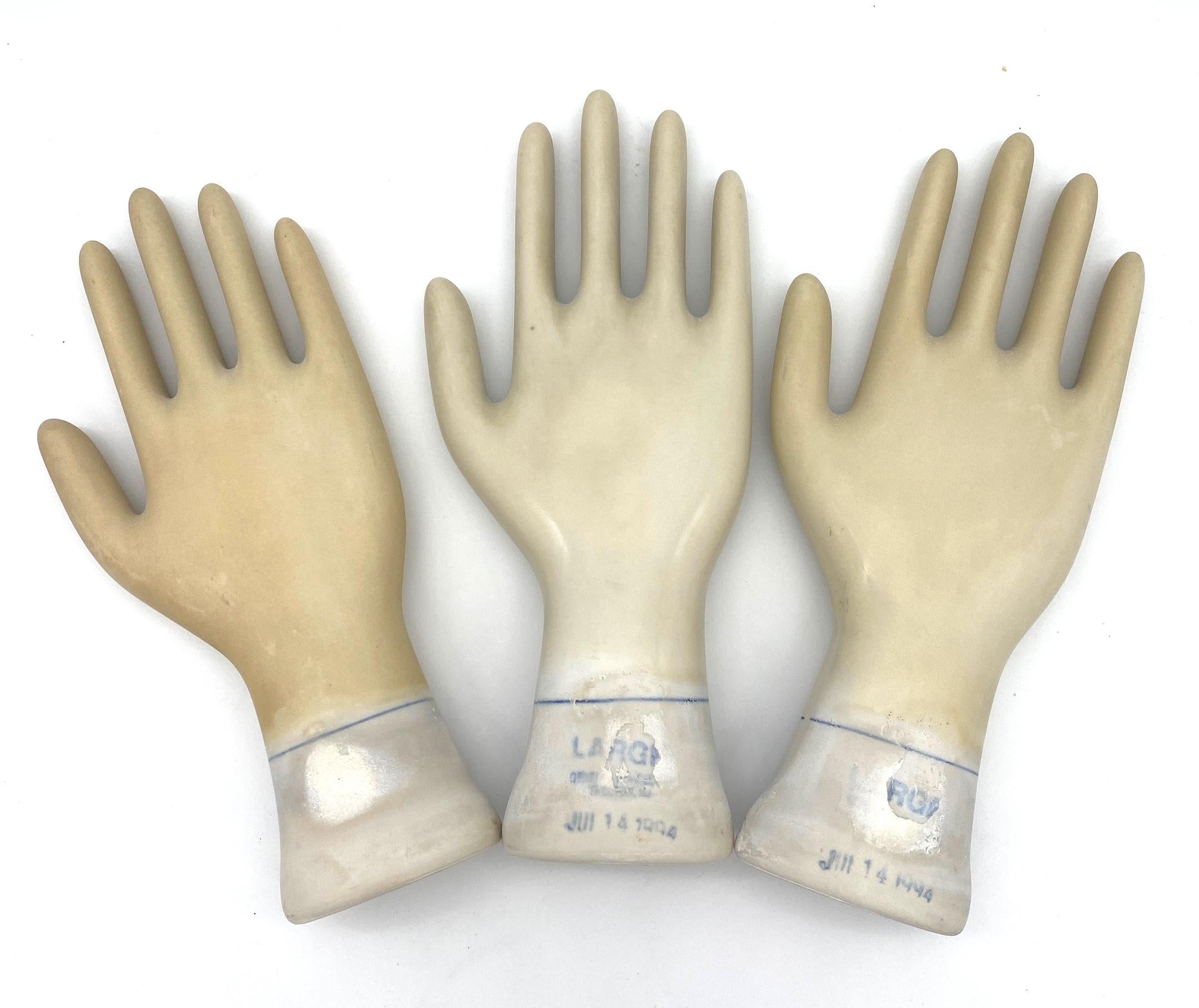 Smaltato Set di tre oggetti industriali americani d'epoca  Stampi per guanti in porcellana figurati in vendita