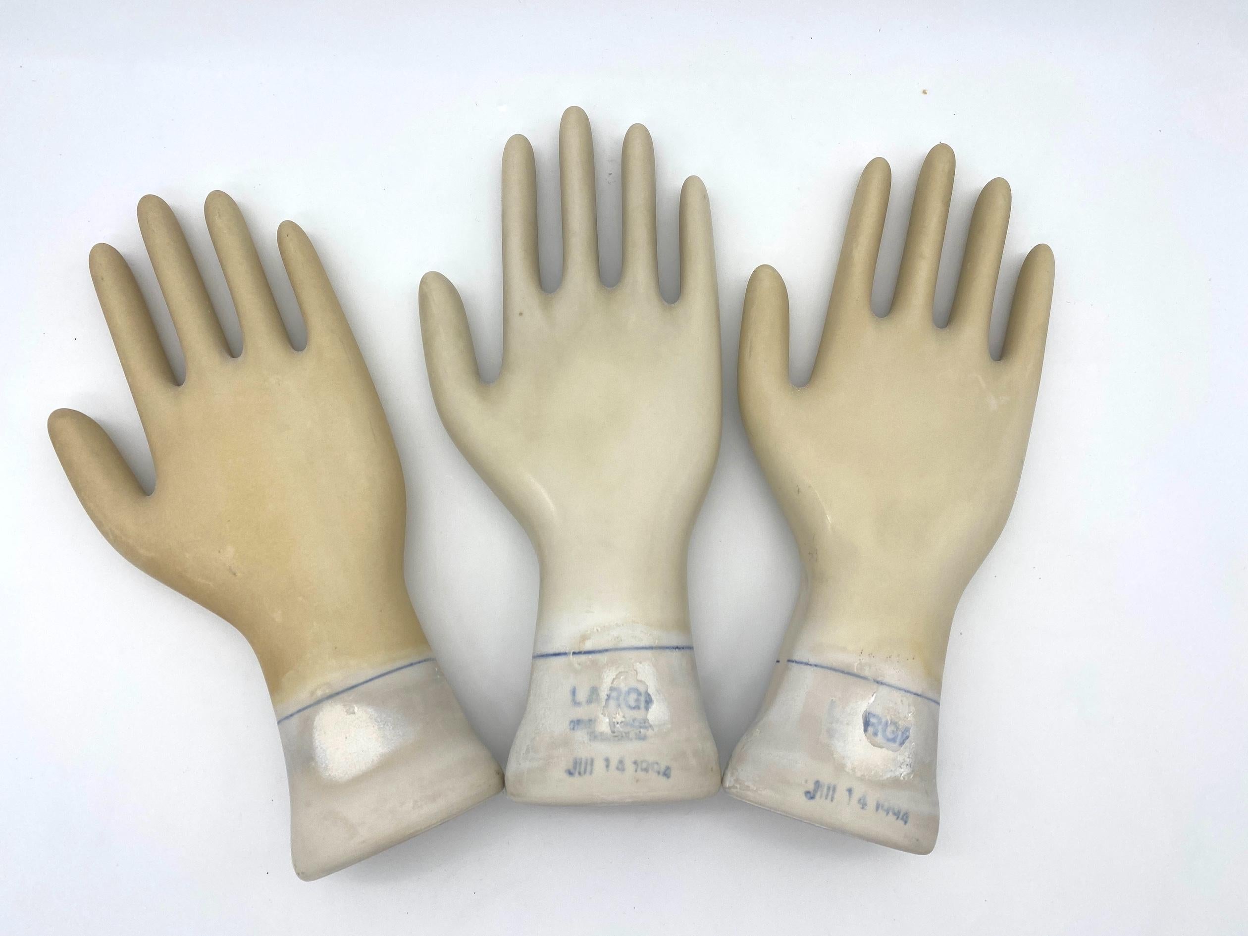 Set von drei amerikanischen Vintage-Industrie-Stücken  Figürliche Porzellanhandschuh-Formen  (20. Jahrhundert) im Angebot