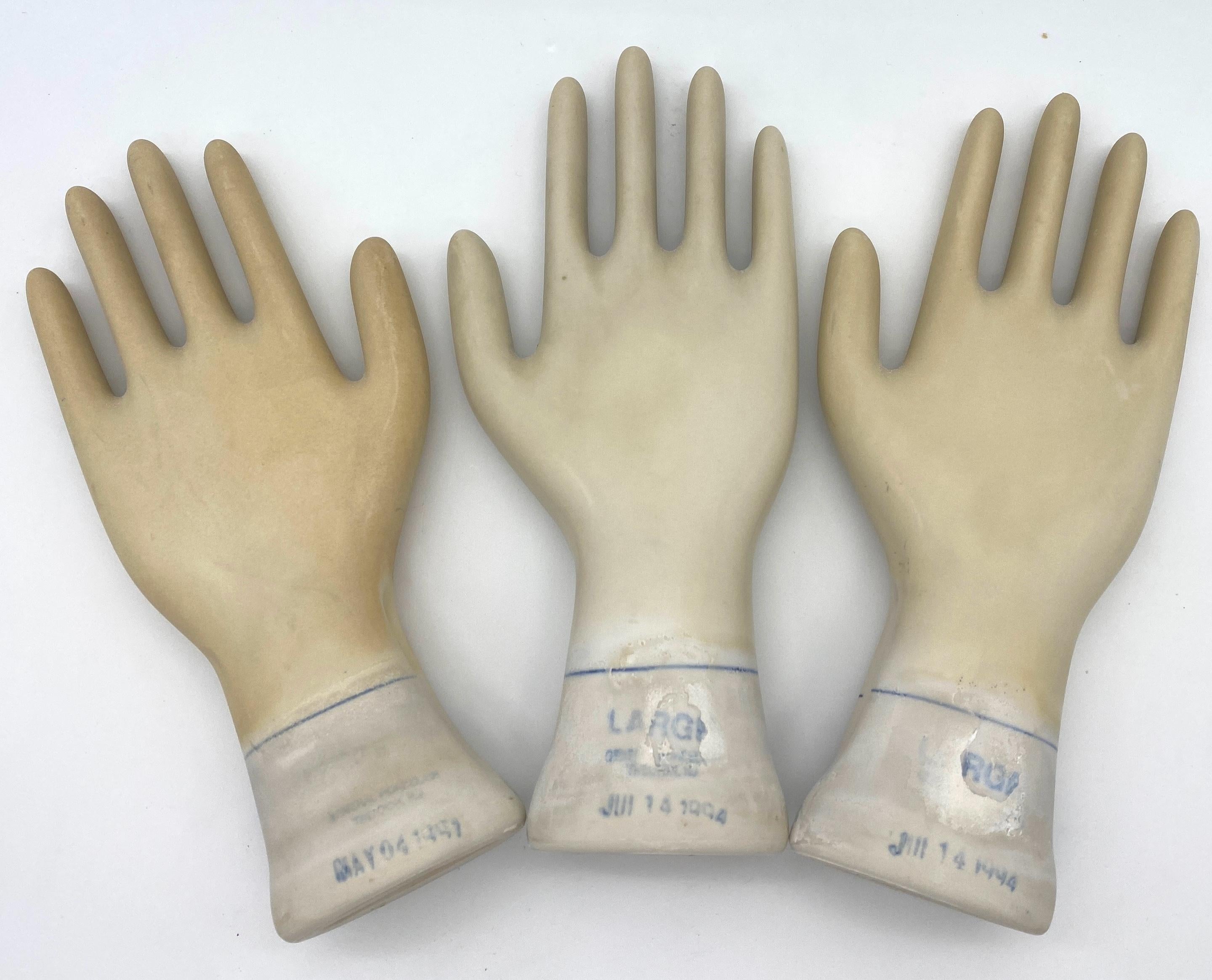 XX secolo Set di tre oggetti industriali americani d'epoca  Stampi per guanti in porcellana figurati in vendita