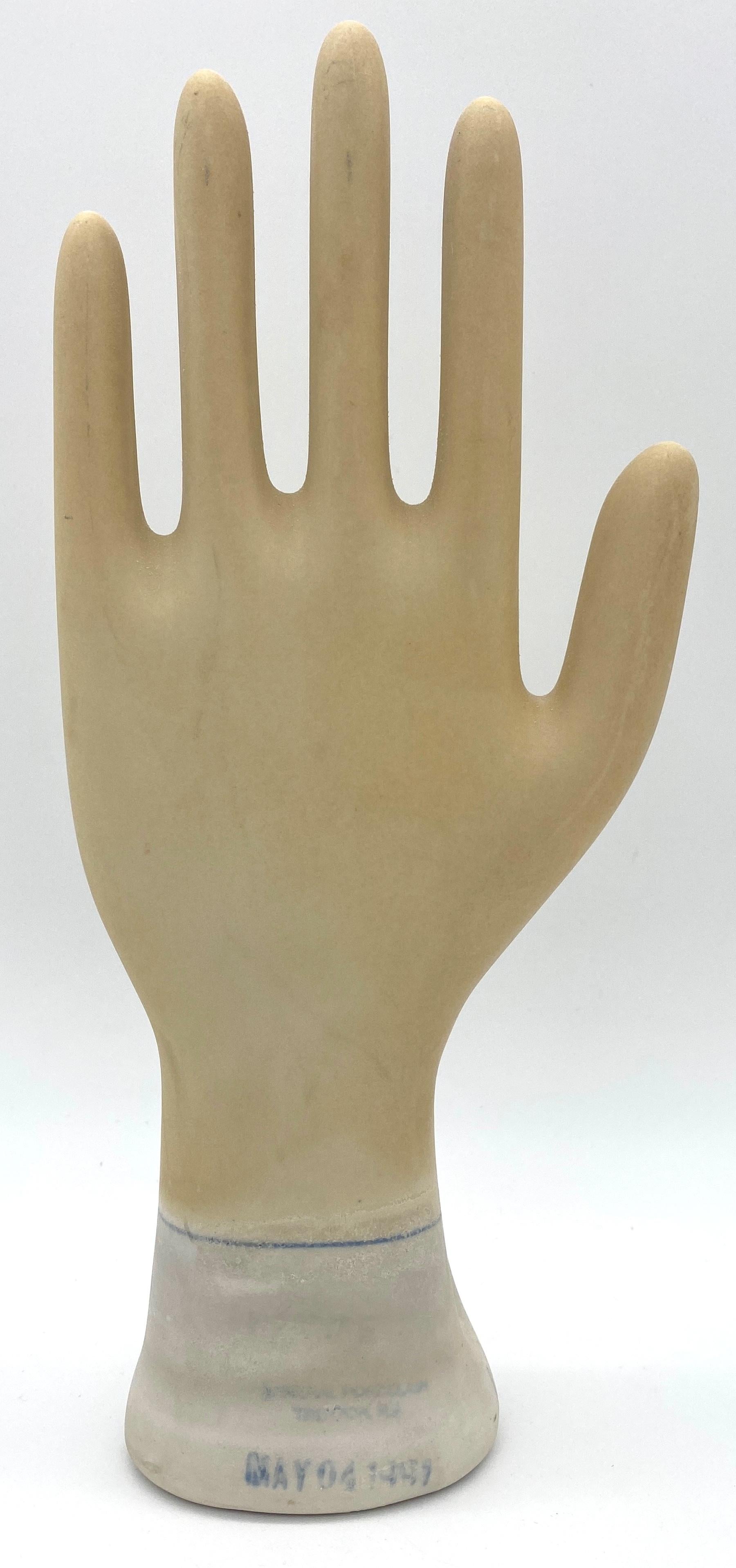 Porcellana Set di tre oggetti industriali americani d'epoca  Stampi per guanti in porcellana figurati in vendita