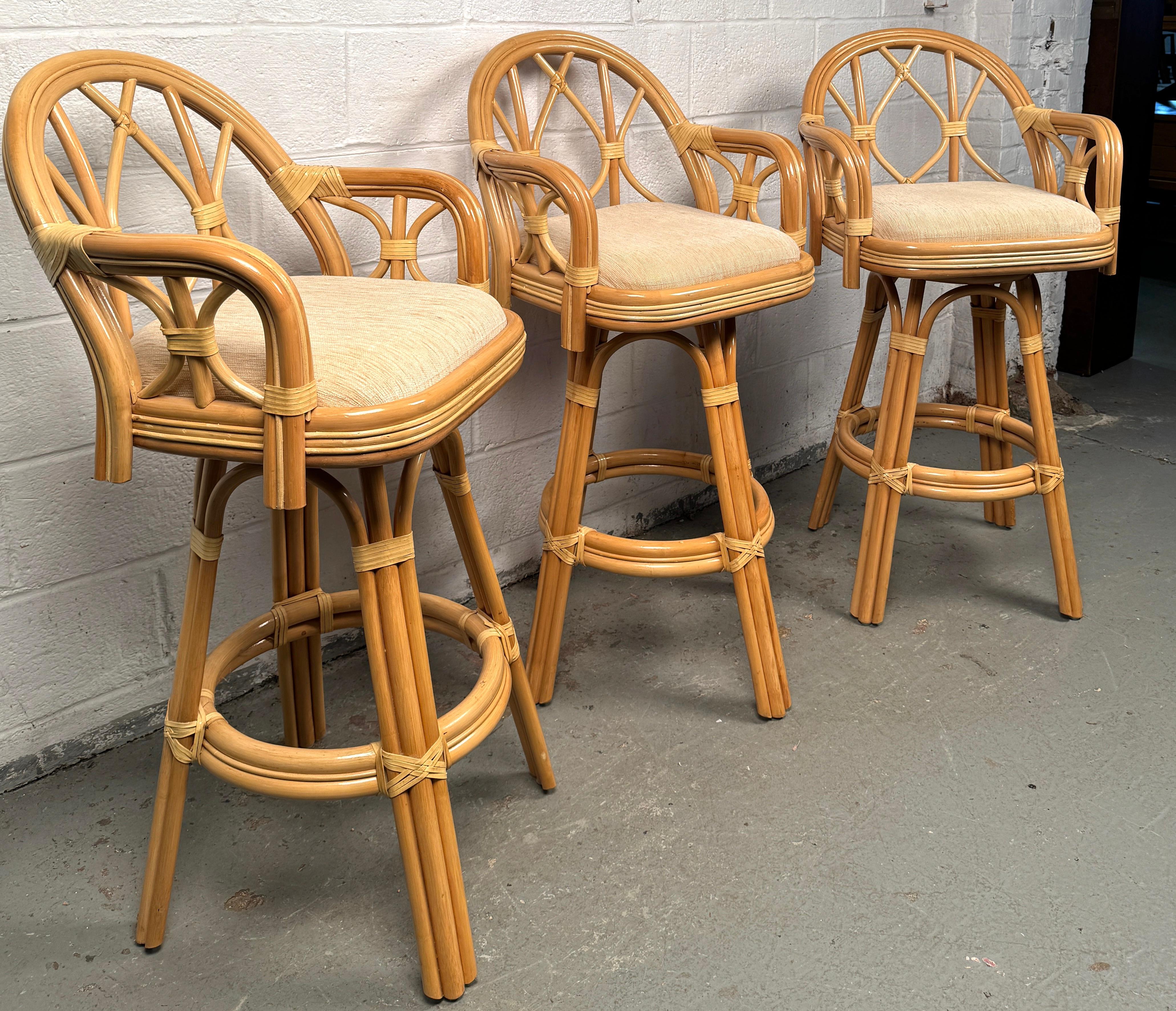 Introduisez de la chaleur, de la texture et de l'histoire dans votre espace avec cette charmante paire de tabourets en rotin antique. Tressés à la main avec soin et fabriqués à partir de matériaux naturels, ces tabourets mettent en valeur la beauté