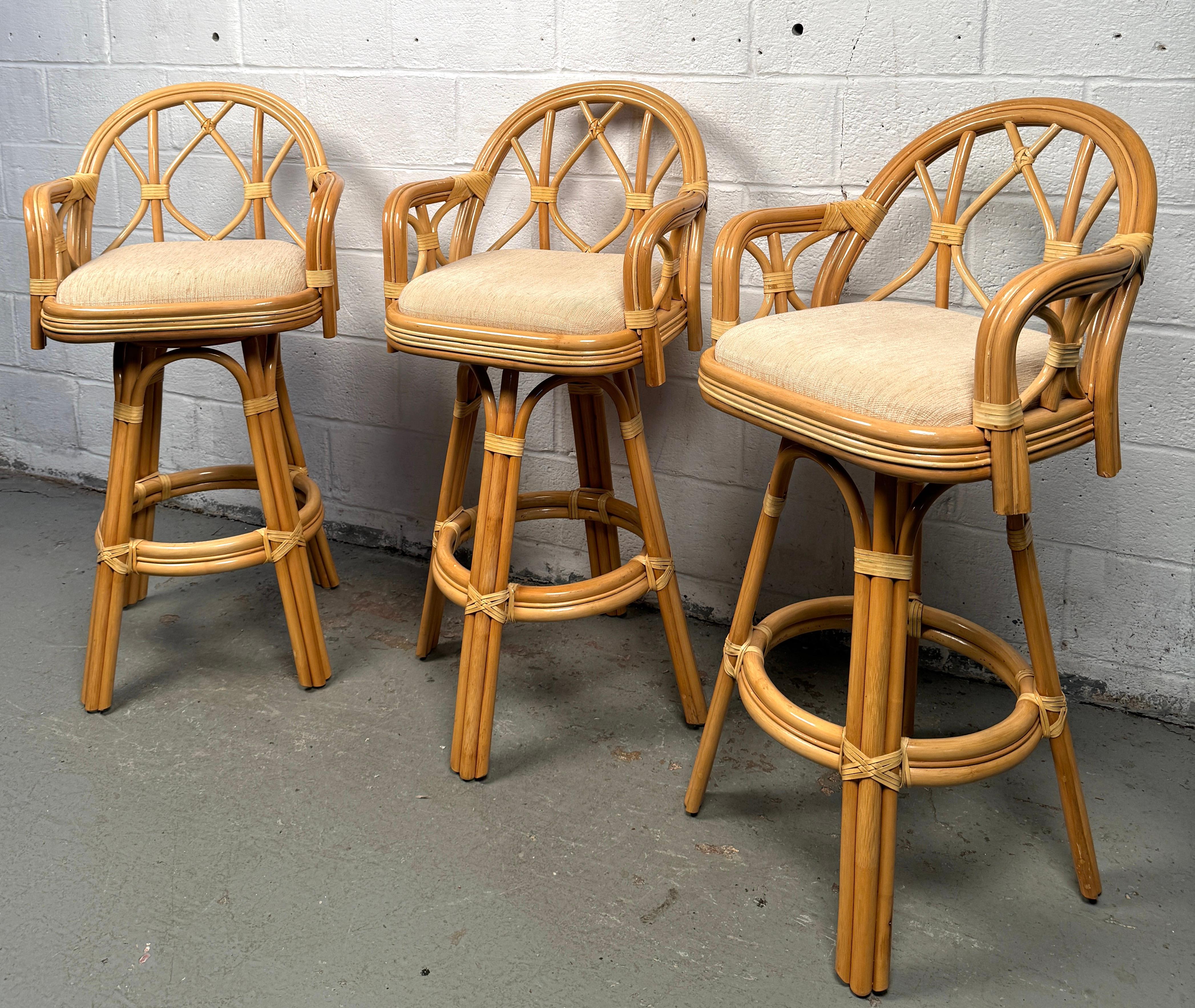 Mid-Century Modern Ensemble de trois tabourets de bar en bambou vintage en vente