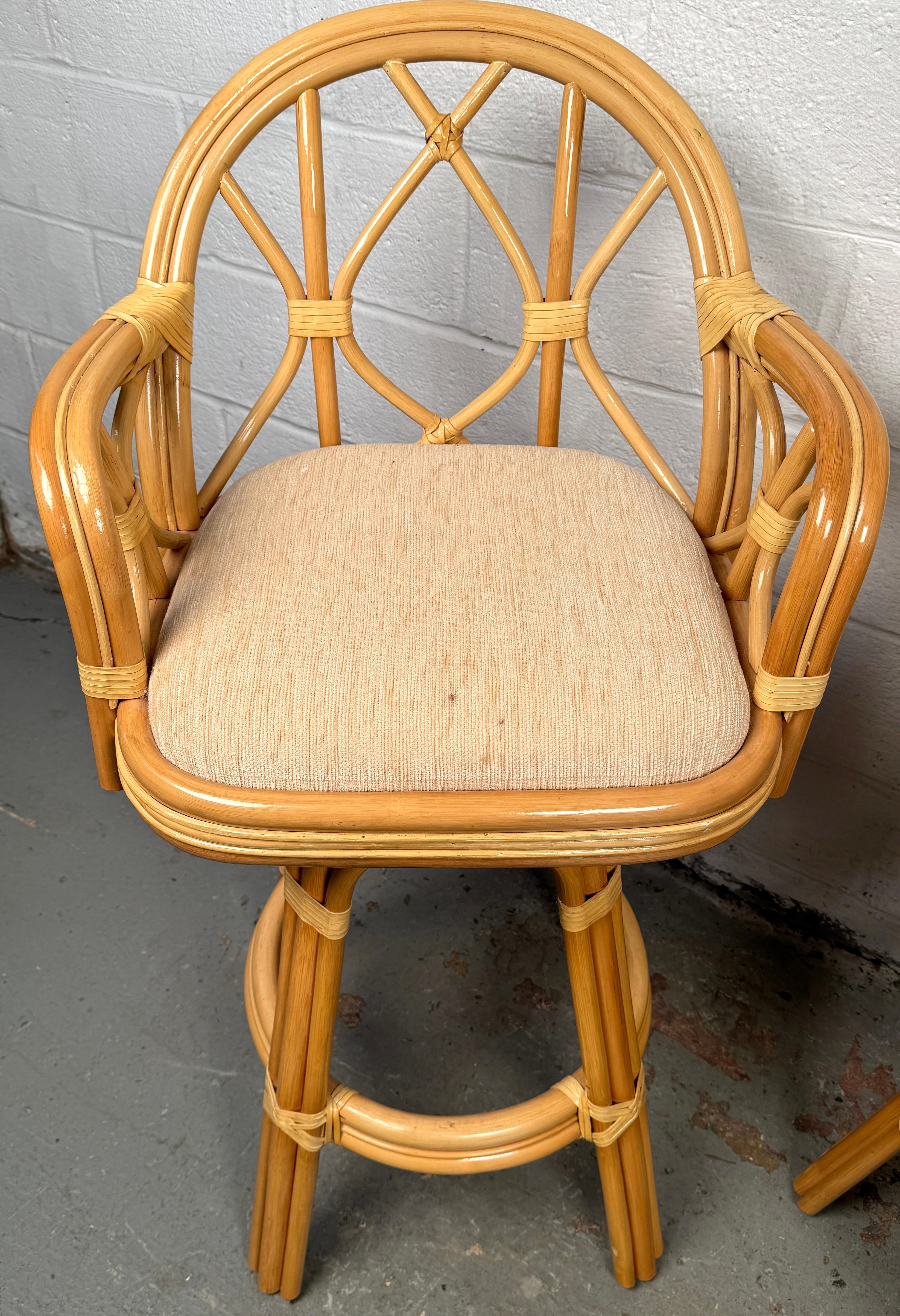 Ensemble de trois tabourets de bar en bambou vintage Bon état - En vente à Brooklyn, NY