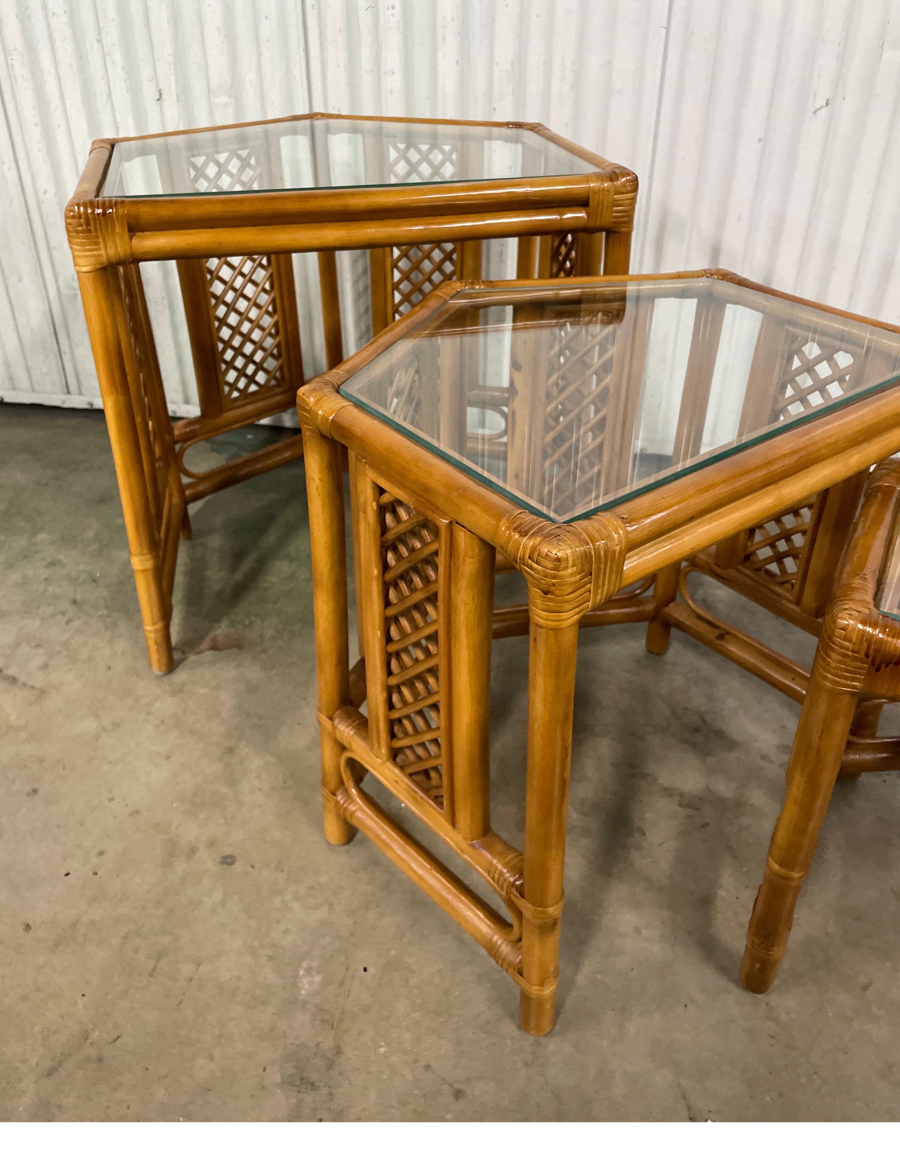 Ensemble de trois tables gigognes/tabourets empilables vintage en bambou en vente 5