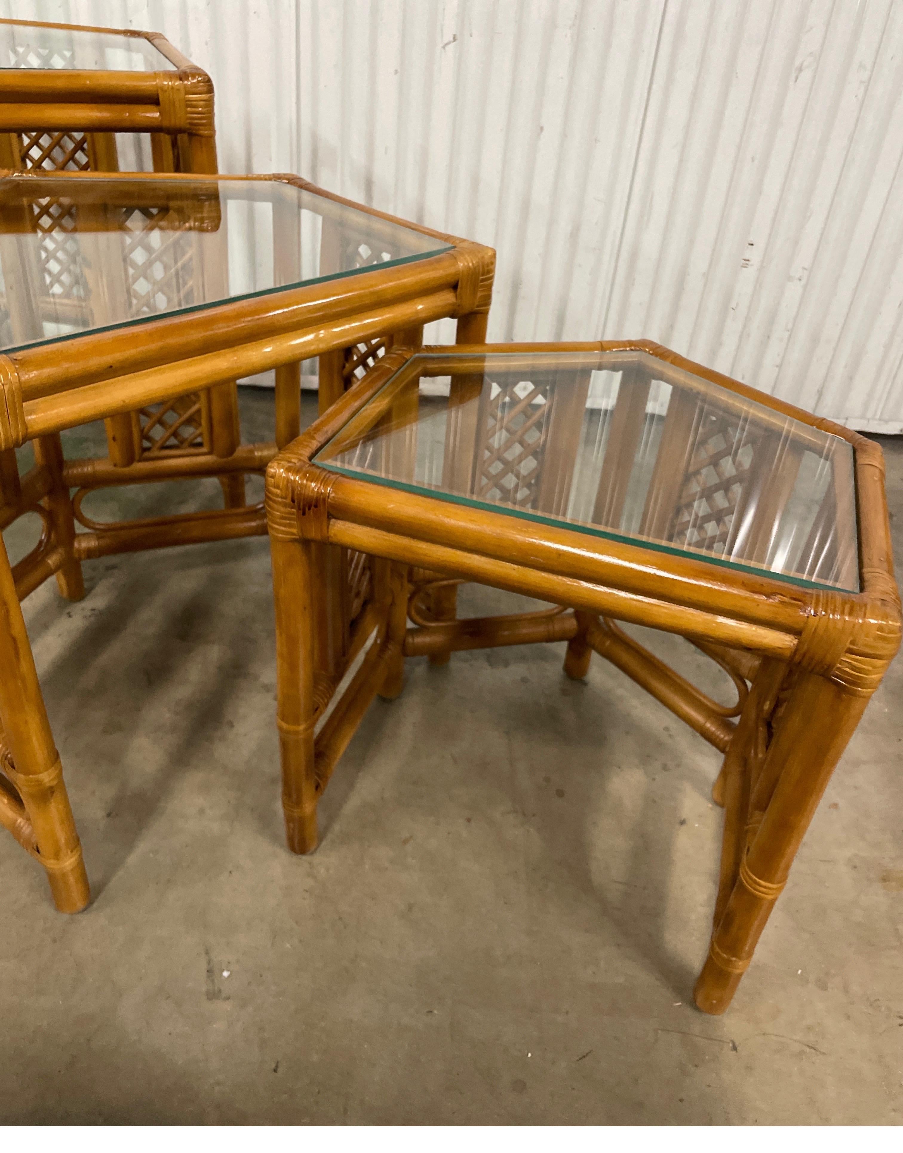 Ensemble de trois tables gigognes/tabourets empilables vintage en bambou en vente 6
