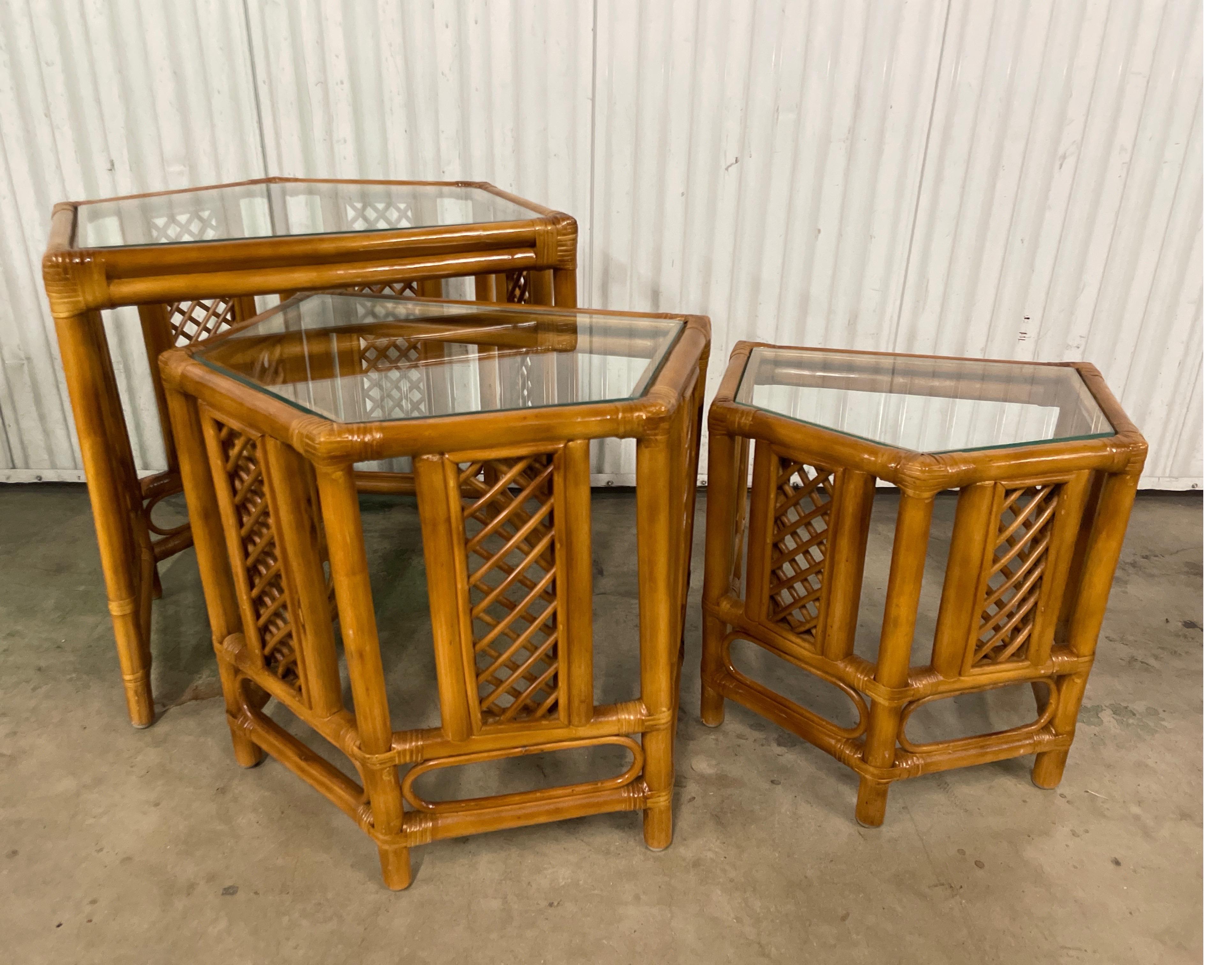 Ensemble de trois tables gigognes/tabourets empilables vintage en bambou en vente 7