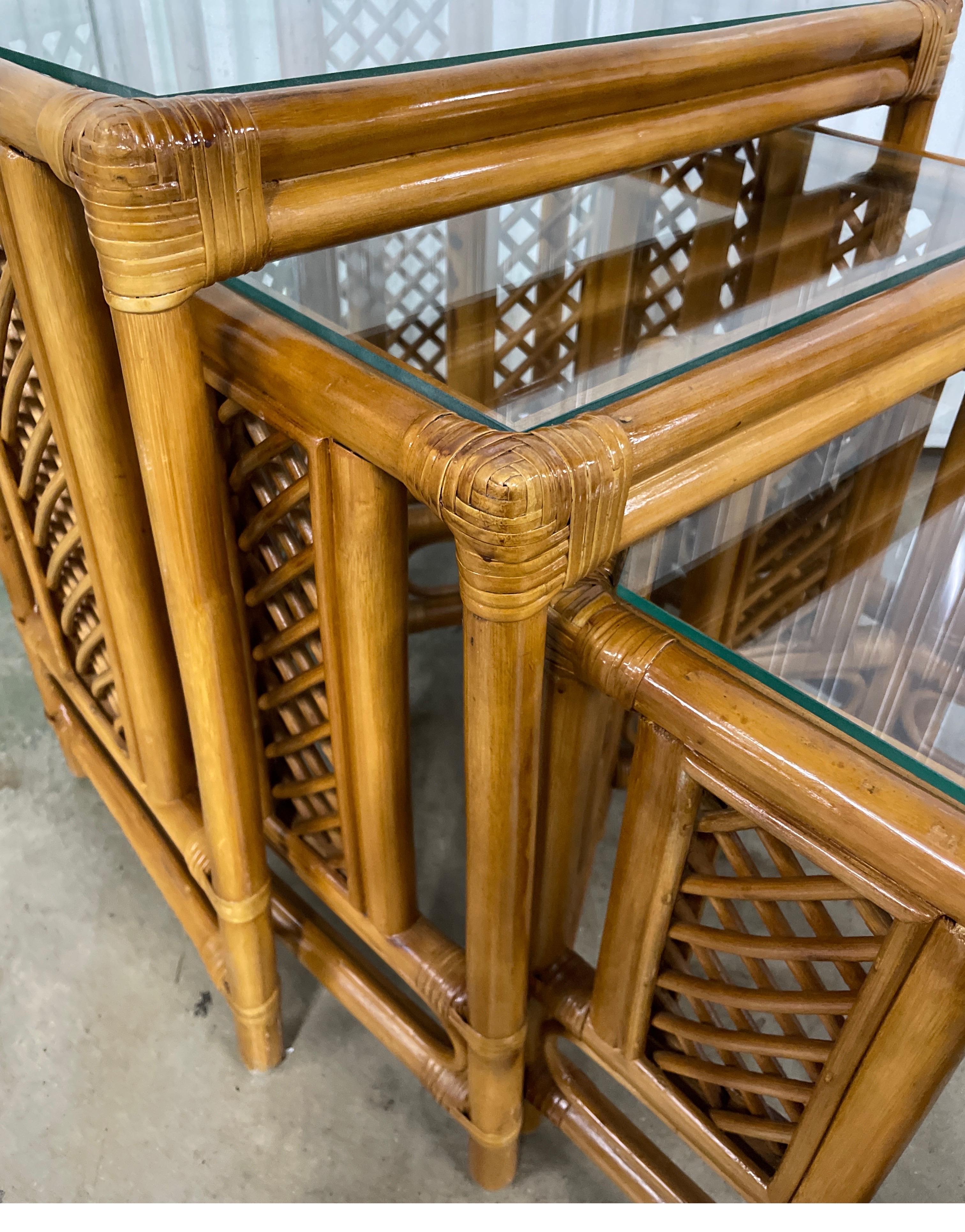 20ième siècle Ensemble de trois tables gigognes/tabourets empilables vintage en bambou en vente