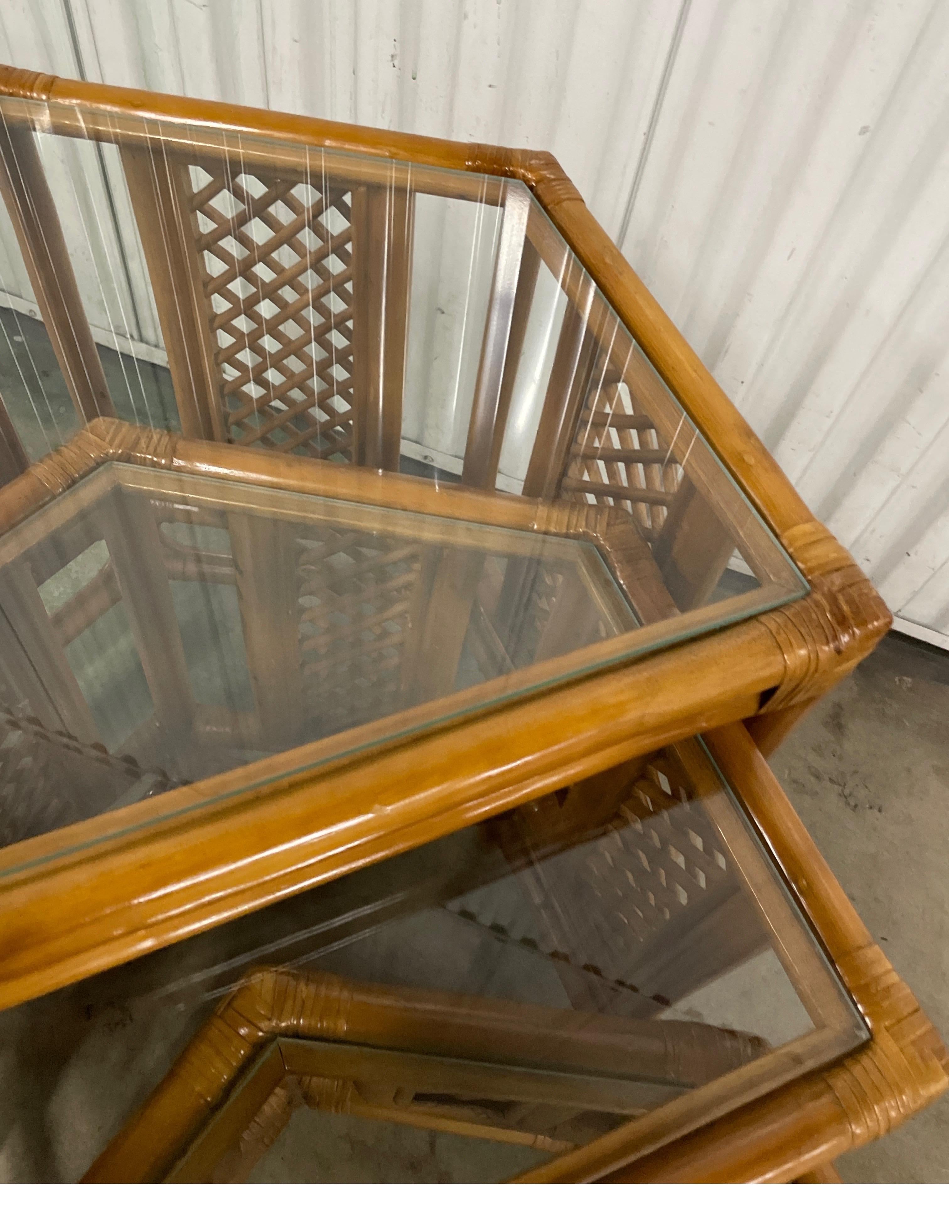 Ensemble de trois tables gigognes/tabourets empilables vintage en bambou en vente 1