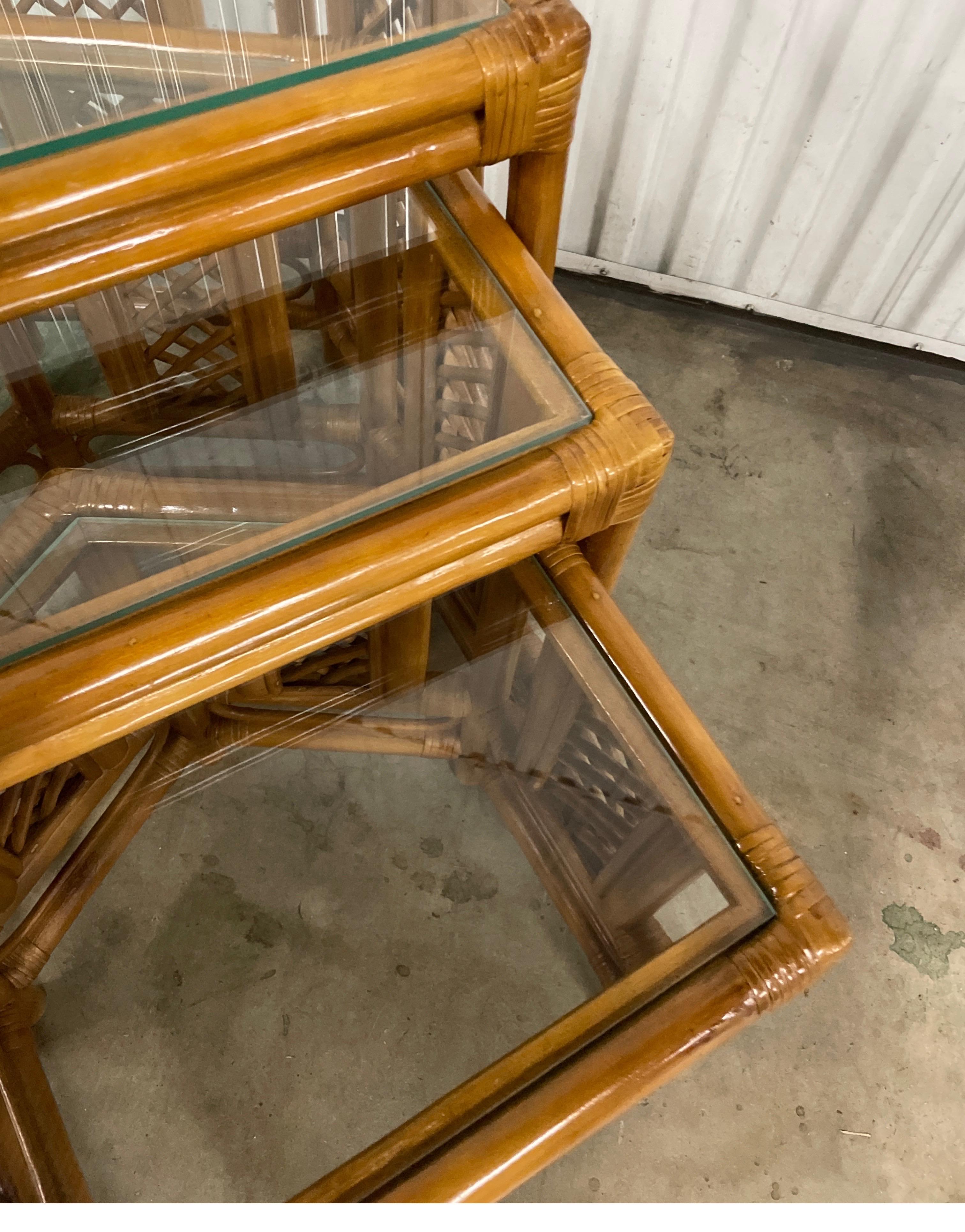 Ensemble de trois tables gigognes/tabourets empilables vintage en bambou en vente 2