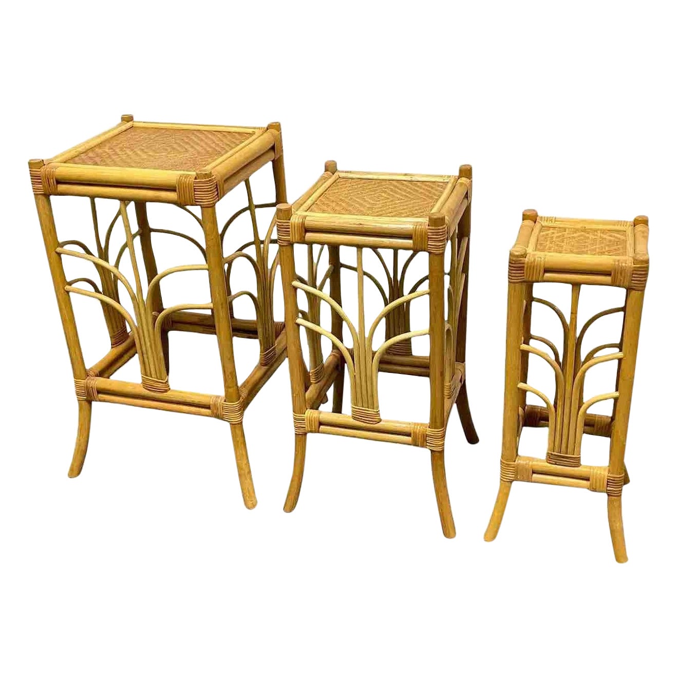 Ensemble de trois tables gigognes vintage en rotin et bambou avec support à plantes, Italie