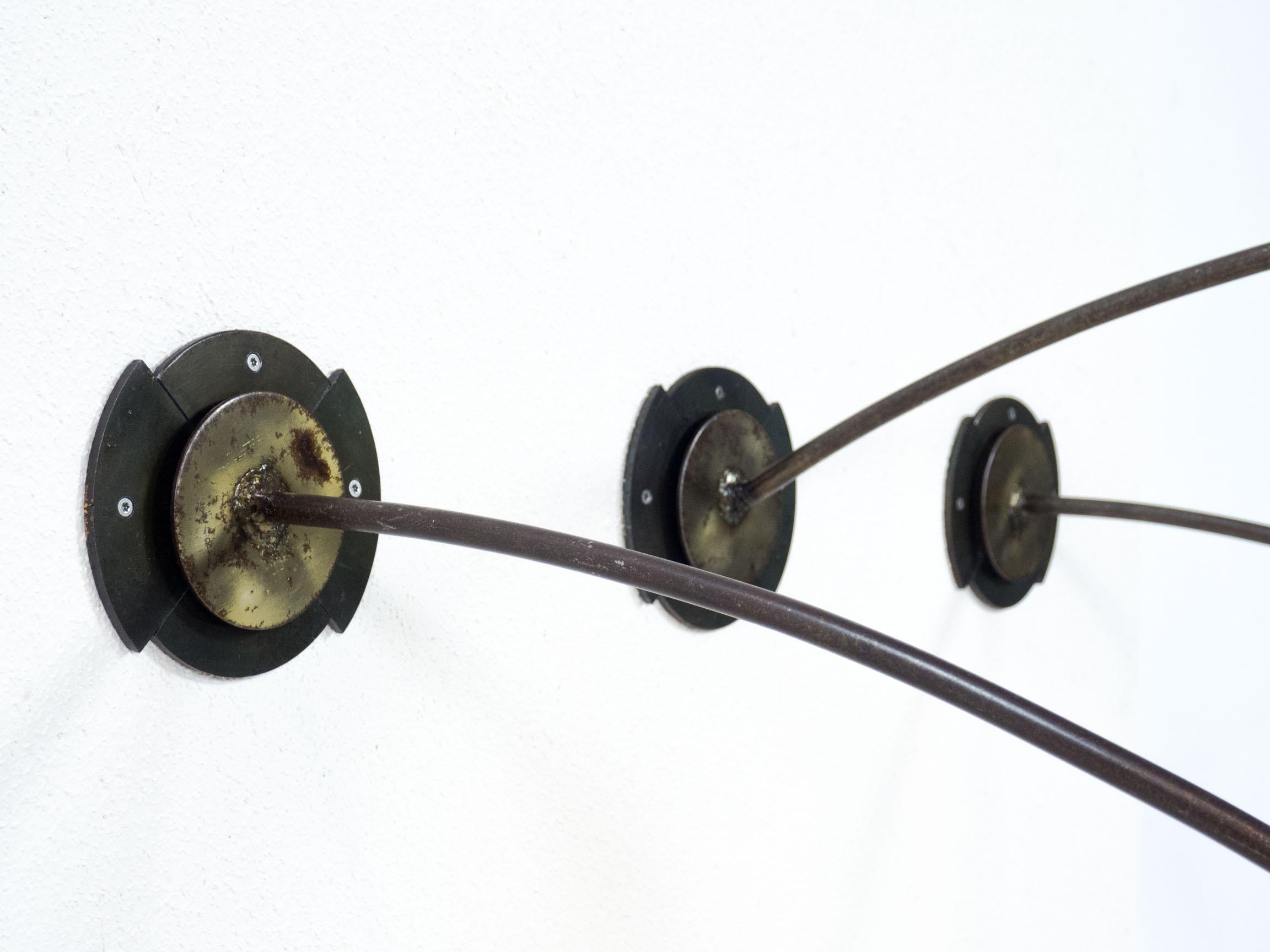 20th Century Set of three vintage ‘brutalist flower’ bronze wall lamps For Sale