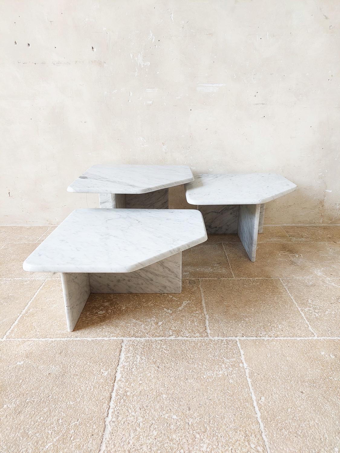 Set of 3 Hollywood Regency, vintage design Carrara white marble coffee tables or side tables, to be used as a group. From the 1970s.

Measures: L 60 x W 60 cm
in 3 heights: 40 cm, 35 cm and 30 cm.