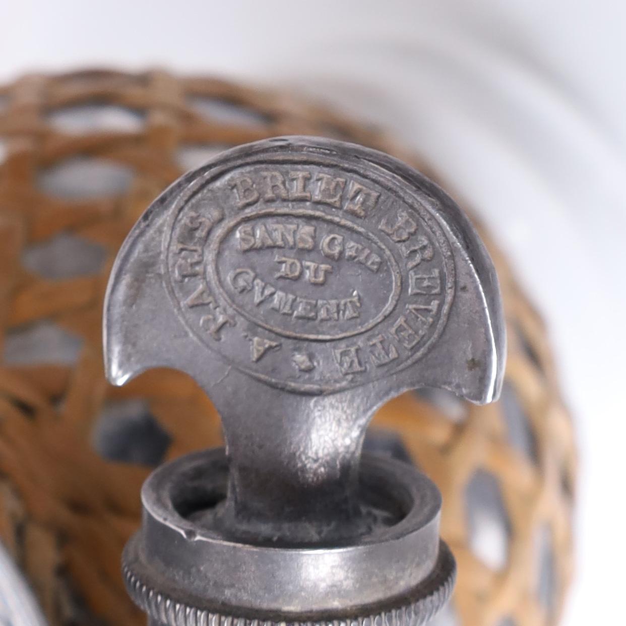 Satz von drei Vintage Französisch Caned Seltzer Flaschen (Korbweide) im Angebot